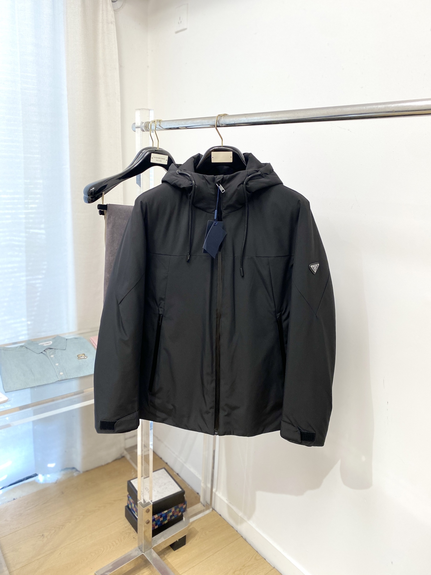 NO:596798,Prada, the latest 2025 men's lightweight down jacket, the fabric is soft and comfortable.  The upper body shape is awesome.  zipper.  The accessories are all custom-supplied and imported fabrics, which are light and comfortable, warm and stylish, simple and elegant!  Lightweight and warm, the best choice to keep out the cold in autumn and winter. Size M-3XL,,prada,jackets & coats,jackets & coats,down jacket,alexander wang19860909普拉达、2025最新款男士轻薄羽绒夹克外套、面料柔软舒适 ．上身版型超赞 ．拉链．辅料都是客供 、进口面料,轻便舒适,保暖有型、简单大方款式！轻便保暖、秋冬御寒的最佳选择 码数M-3XL,,prada,jackets & coats,jackets & coats,down jacket,alexander wang,Men's clothing