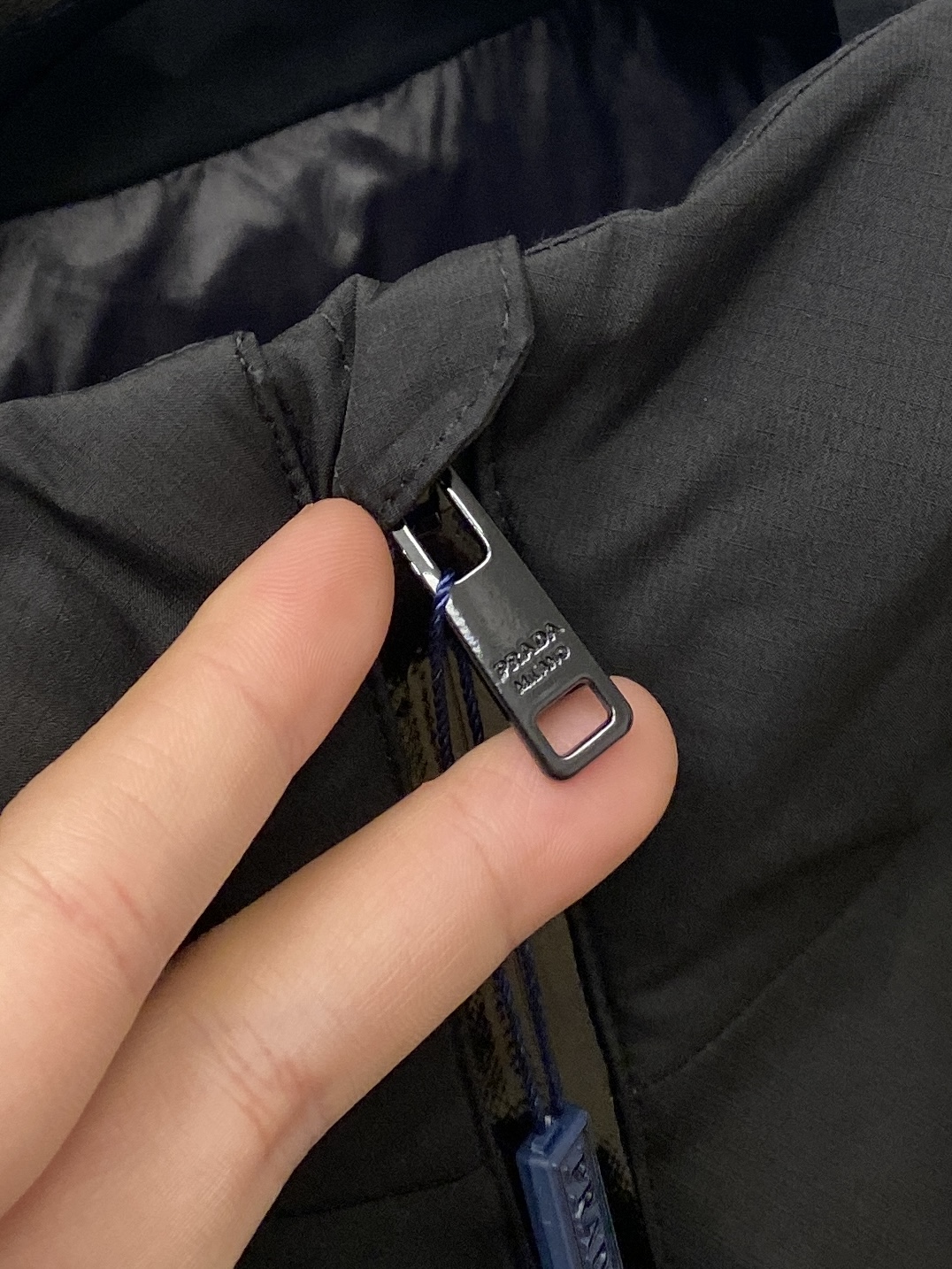 普拉达、2025最新款男士轻薄羽绒夹克外套、面料柔软舒适 ．上身版型超赞 ．拉链．辅料都是客供 、进口面