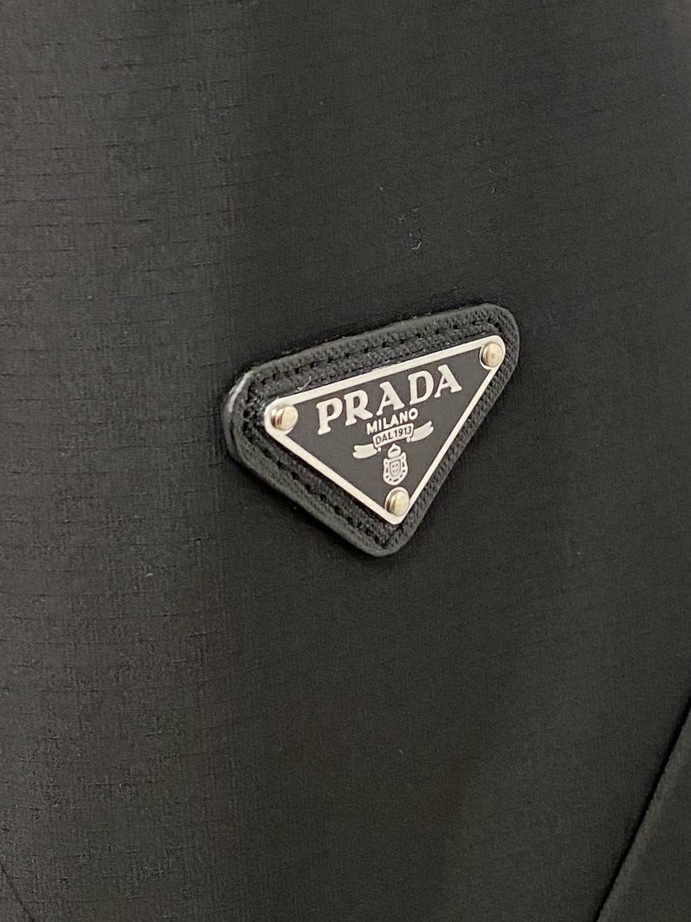 普拉达、2025最新款男士轻薄羽绒夹克外套、面料柔软舒适 ．上身版型超赞 ．拉链．辅料都是客供 、进口面