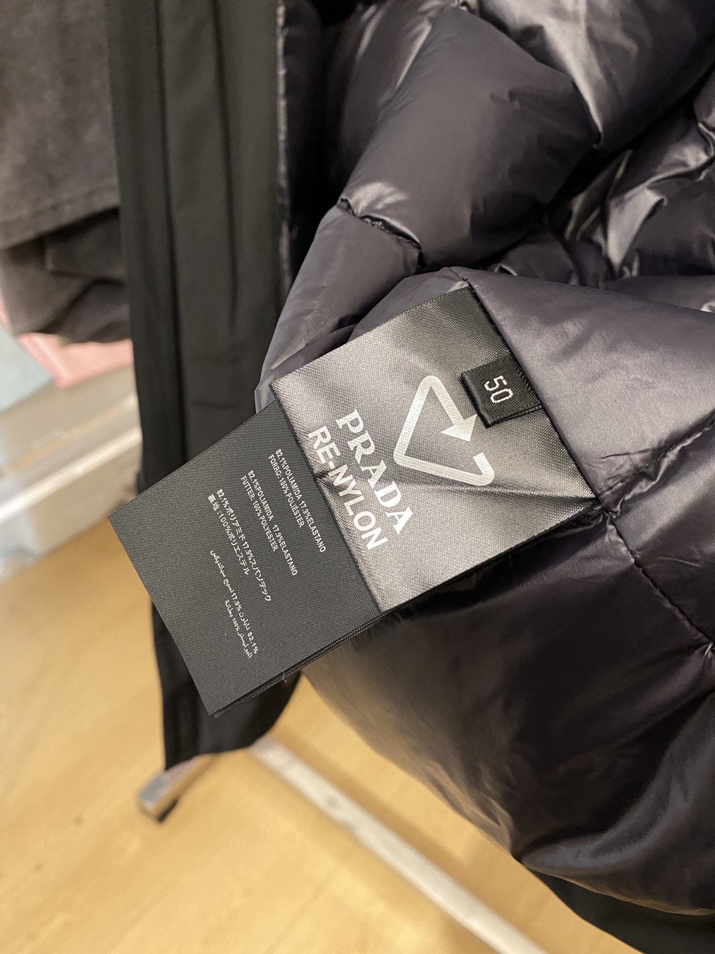 普拉达、2025最新款男士轻薄羽绒夹克外套、面料柔软舒适 ．上身版型超赞 ．拉链．辅料都是客供 、进口面