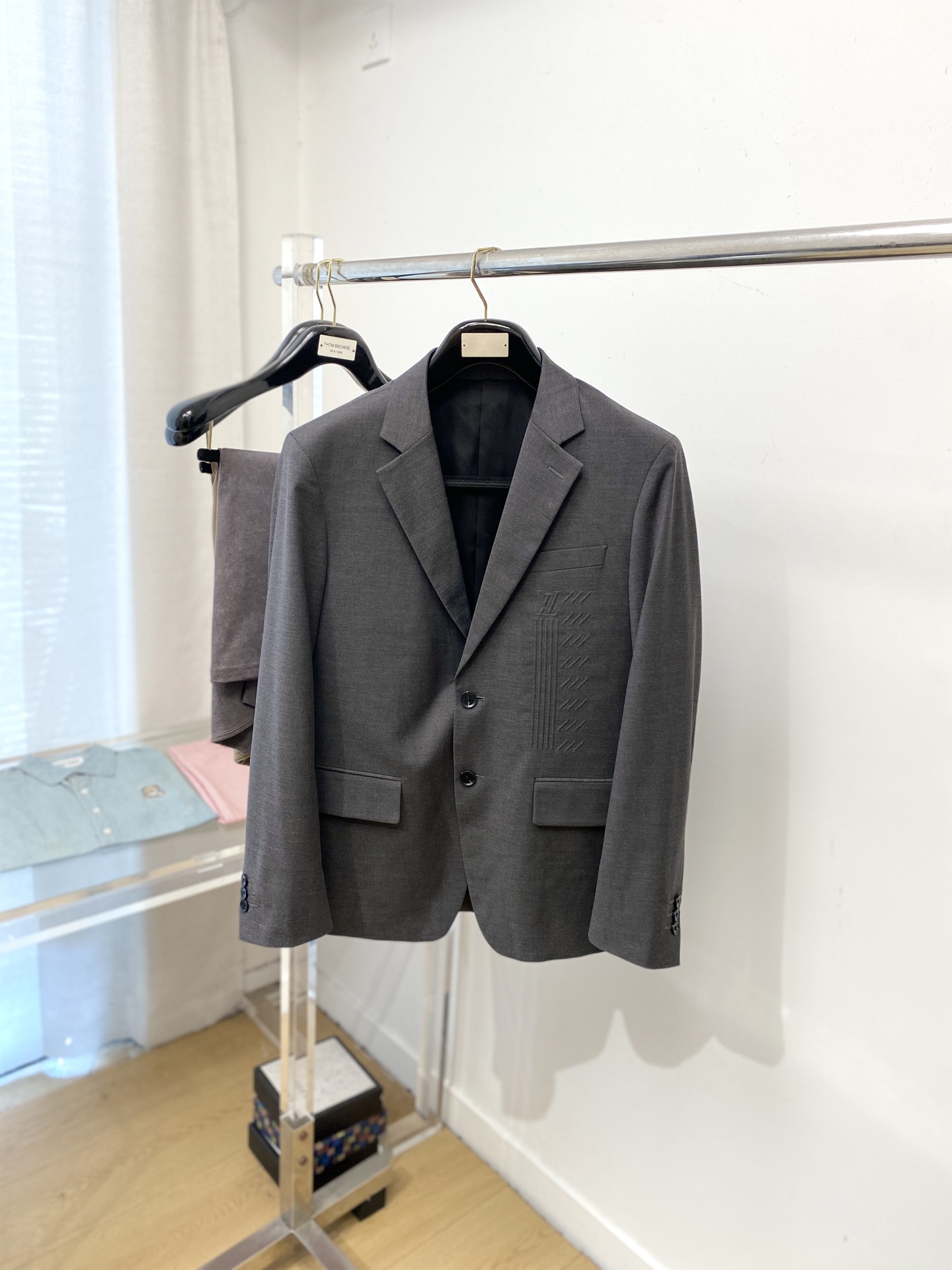 NO:596796,Louis Vuitton, 2025 new suit jacket, fashionable and handsome, simple and versatile, customized original fabric, not only stiff, maintaining the trendy silhouette, but also comfortable to wear, the yarn is more delicate, size M-3XL,, louis vuitton, jackets & coats, business suit, alexander wang19860909路易威登、2025新品西装外套,时尚帅气,简约百搭款,定制原版面料,不仅挺括,保持潮流的廓形,又穿着舒适,纱织更细腻,码数M-3XL,,louis vuitton,jackets & coats,business suit,alexander wang,Men's clothing