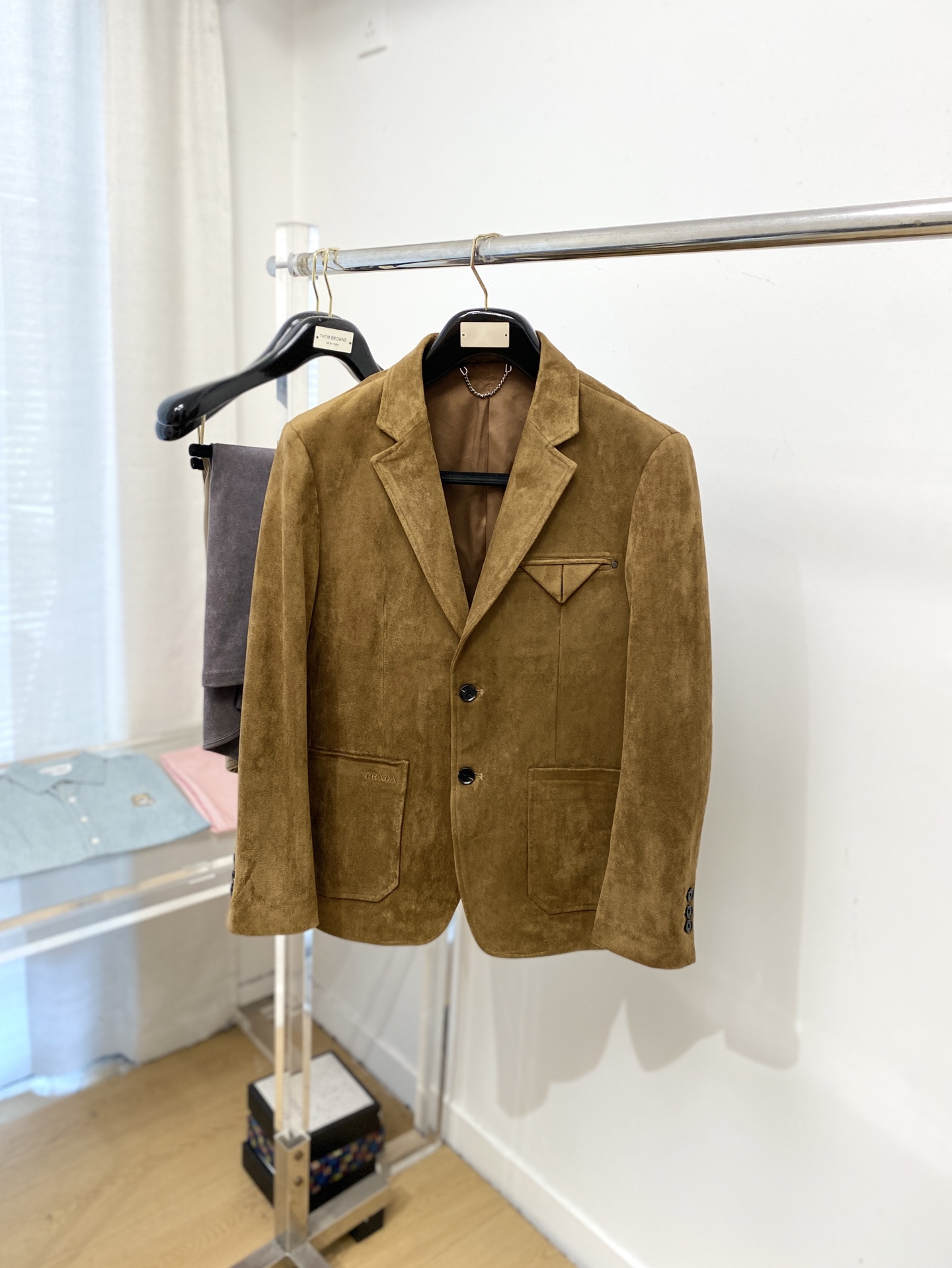 NO:651271,Prada, 2025 new suit jacket, fashionable and handsome, simple and versatile, customized original fabric, not only crisp and trendy silhouette, but also comfortable to wear, more delicate yarn, size M-3XL,, prada, jackets & coats, business suit, alexander wang19860909普拉达、2025新品西装外套,时尚帅气,简约百搭款,定制原版面料,不仅挺括,保持潮流的廓形,又穿着舒适,纱织更细腻,码数M-3XL,,prada,jackets & coats,business suit,alexander wang,Men's clothing