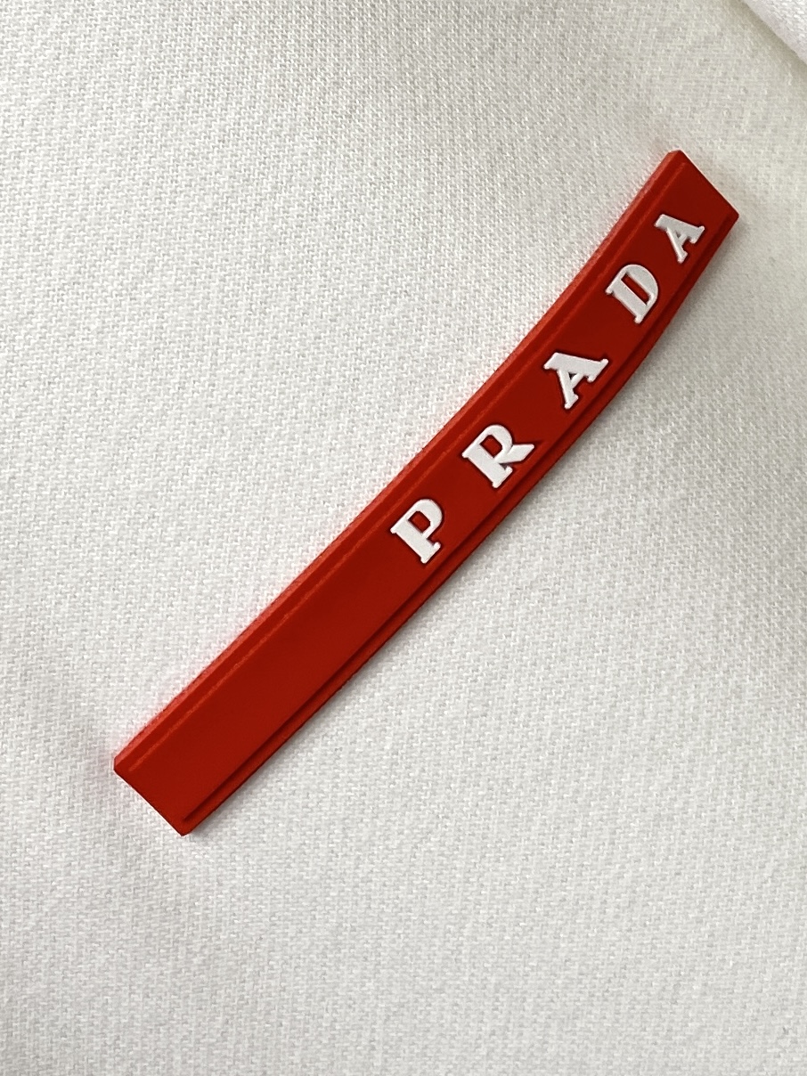 普拉达、2025新品卫衣，帅气时尚，胸前刺绣装饰字母logo，简约百搭款。面料棉 不仅挺括，保持潮流的廓