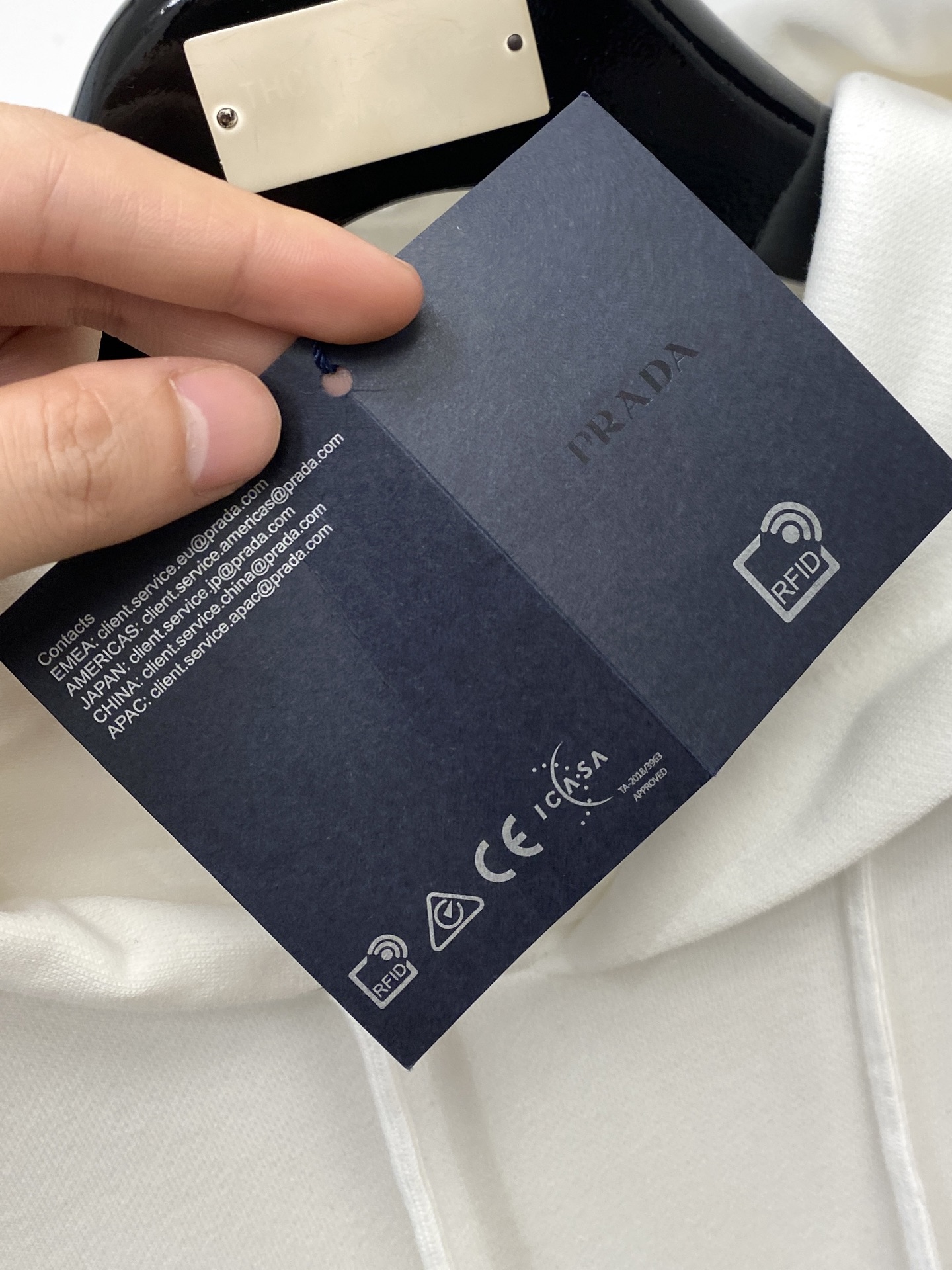 普拉达、2025新品卫衣，帅气时尚，胸前刺绣装饰字母logo，简约百搭款。面料棉 不仅挺括，保持潮流的廓