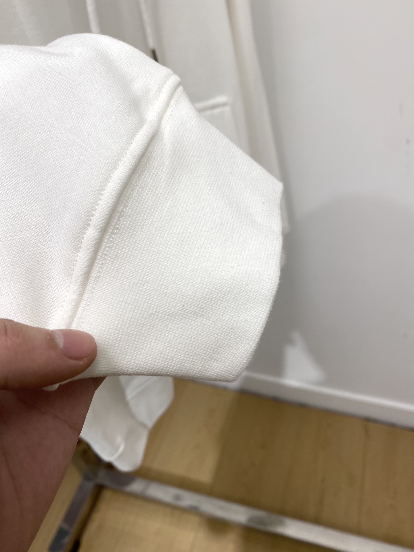 普拉达、2025新品卫衣，帅气时尚，胸前刺绣装饰字母logo，简约百搭款。面料棉 不仅挺括，保持潮流的廓