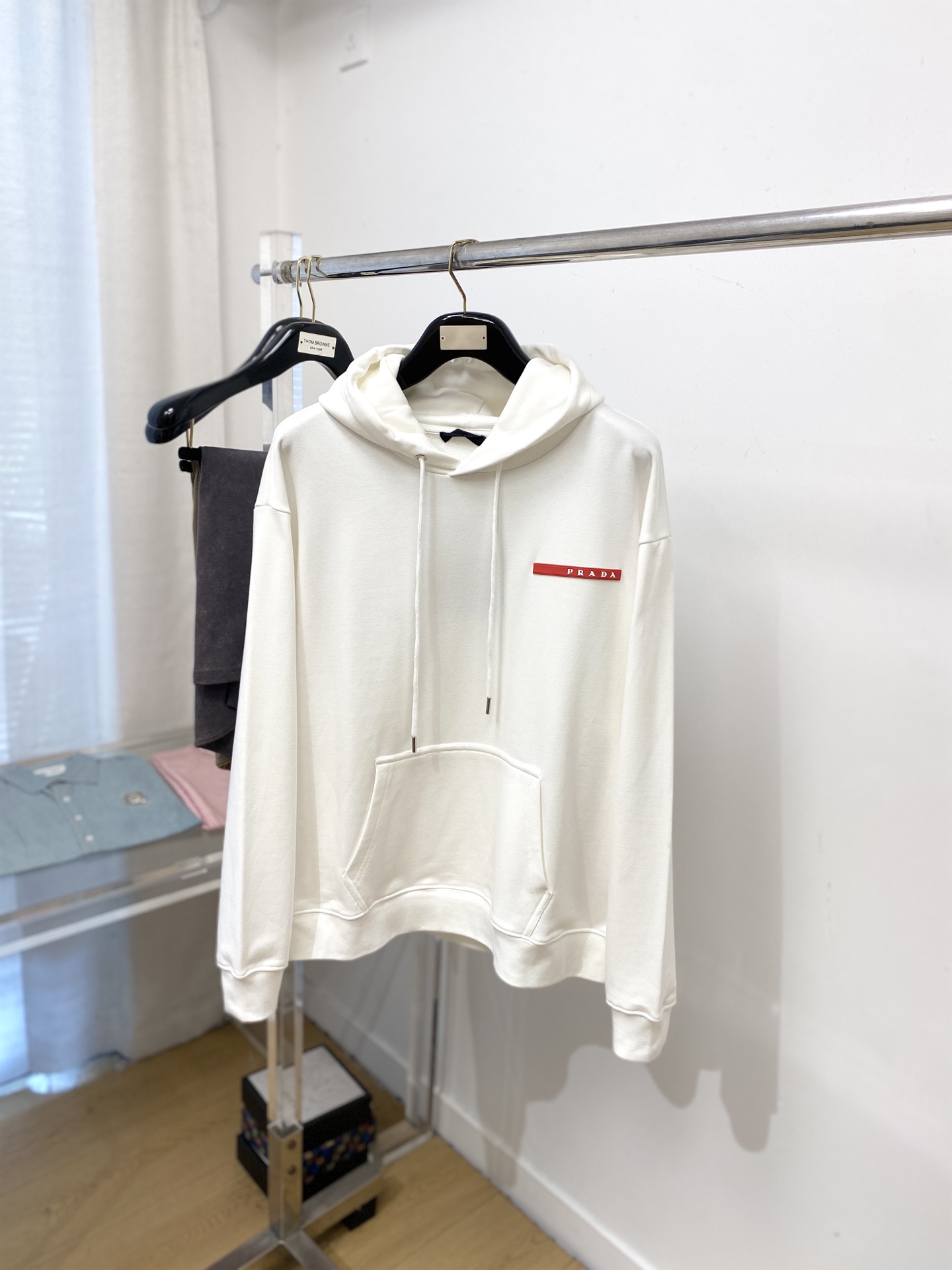 NO:596794,Prada, 2025 new sweatshirt, handsome and fashionable, with letter logo embroidered on the chest, simple and versatile. The fabric cotton is not only crisp and maintains the trendy silhouette, but also comfortable to wear, and the yarn is more delicate. Size S-XL, prada, hoodie, sweatshirts, alexander wang19860909普拉达、2025新品卫衣,帅气时尚,胸前刺绣装饰字母logo,简约百搭款.面料棉 不仅挺括,保持潮流的廓形,又穿着舒适,纱织更细腻,码数S-XL,,prada,hoodie,sweatshirts,alexander wang,Men's clothing