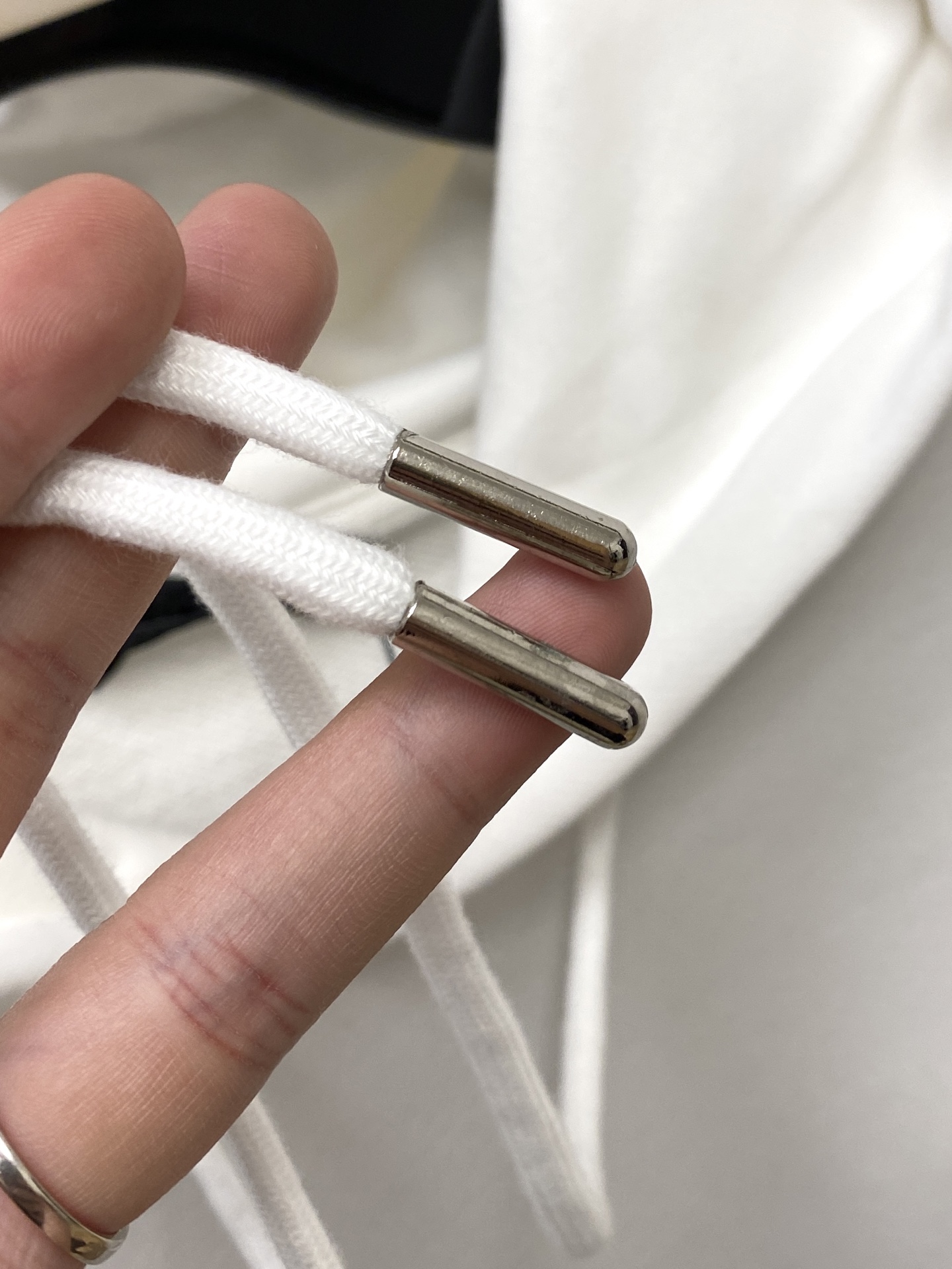 普拉达、2025新品卫衣，帅气时尚，胸前刺绣装饰字母logo，简约百搭款。面料棉 不仅挺括，保持潮流的廓