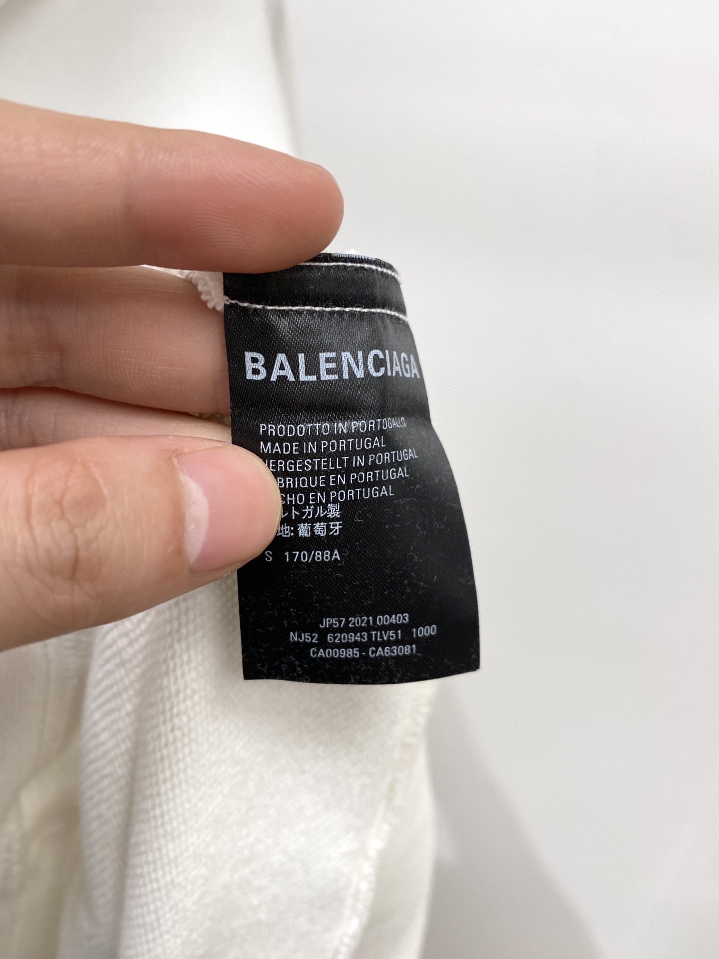 普拉达、2025新品卫衣，帅气时尚，胸前刺绣装饰字母logo，简约百搭款。面料棉 不仅挺括，保持潮流的廓