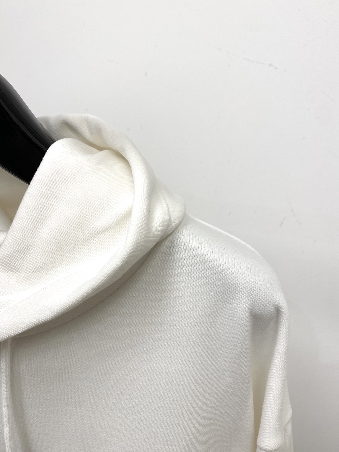 普拉达、2025新品卫衣，帅气时尚，胸前刺绣装饰字母logo，简约百搭款。面料棉 不仅挺括，保持潮流的廓