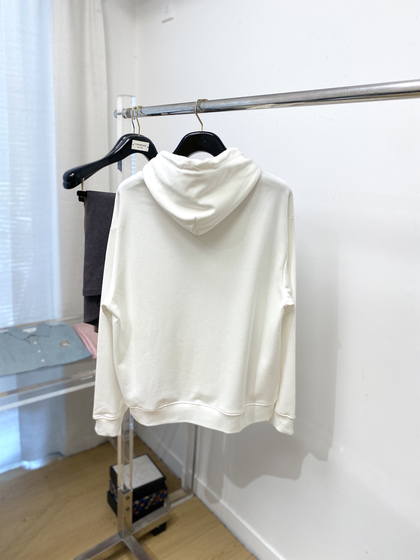 普拉达、2025新品卫衣，帅气时尚，胸前刺绣装饰字母logo，简约百搭款。面料棉 不仅挺括，保持潮流的廓