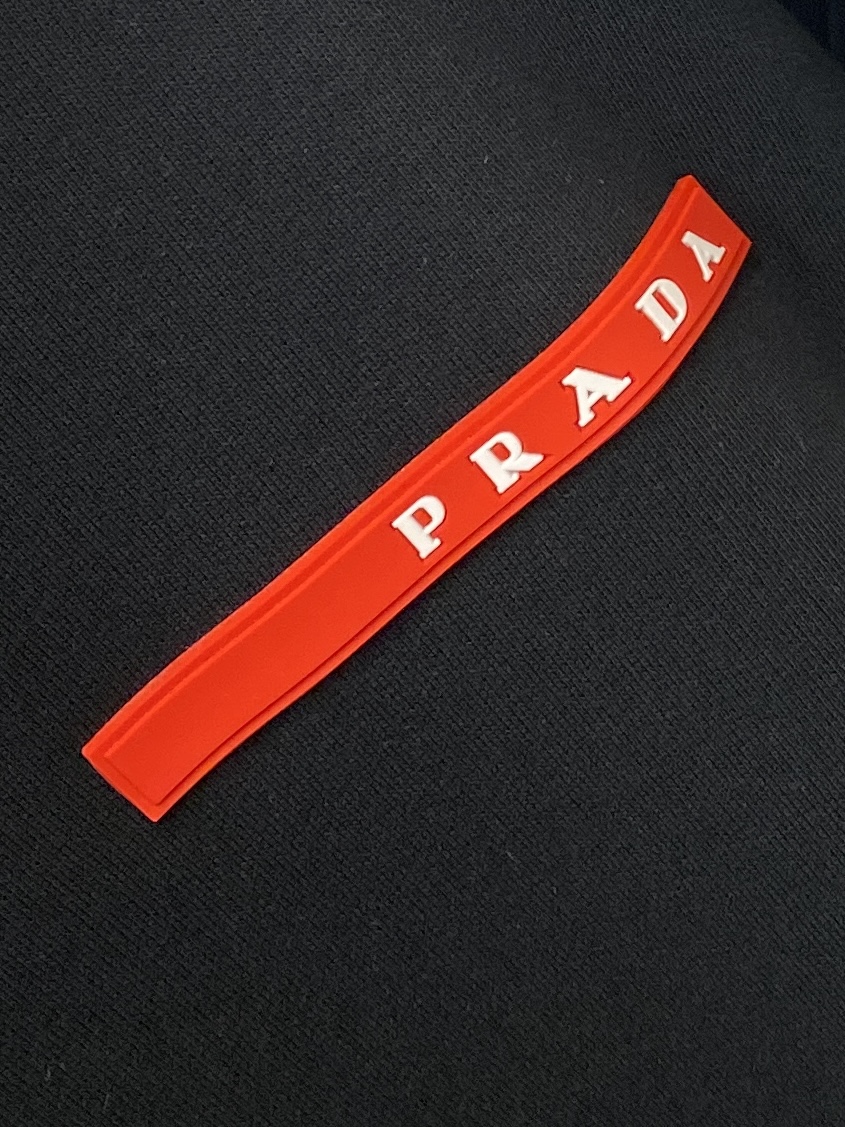 普拉达、2025新品卫衣，帅气时尚，胸前刺绣装饰字母logo，简约百搭款。面料棉 不仅挺括，保持潮流的廓