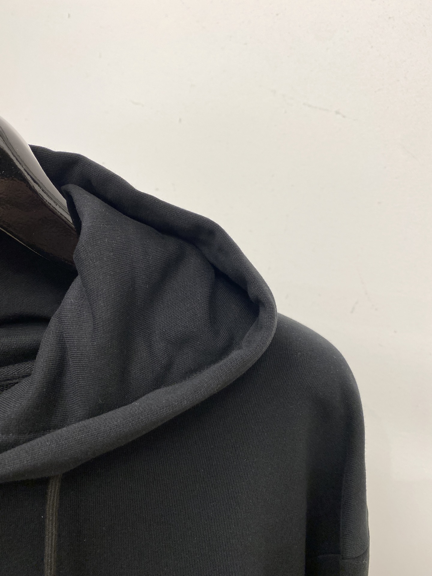 普拉达、2025新品卫衣，帅气时尚，胸前刺绣装饰字母logo，简约百搭款。面料棉 不仅挺括，保持潮流的廓