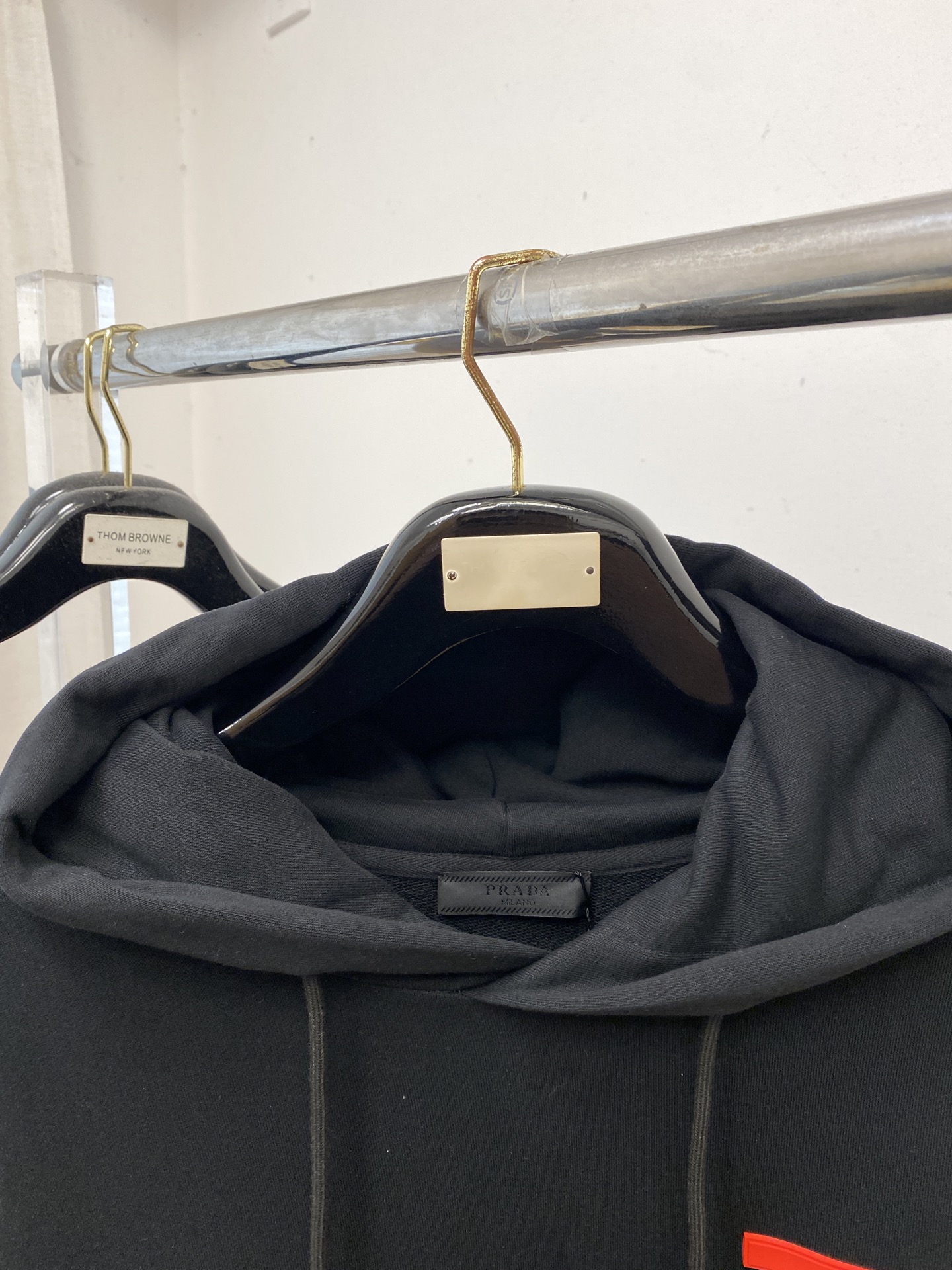 普拉达、2025新品卫衣，帅气时尚，胸前刺绣装饰字母logo，简约百搭款。面料棉 不仅挺括，保持潮流的廓