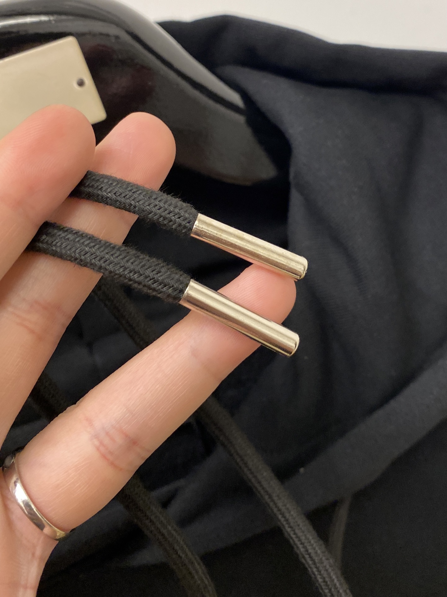 普拉达、2025新品卫衣，帅气时尚，胸前刺绣装饰字母logo，简约百搭款。面料棉 不仅挺括，保持潮流的廓