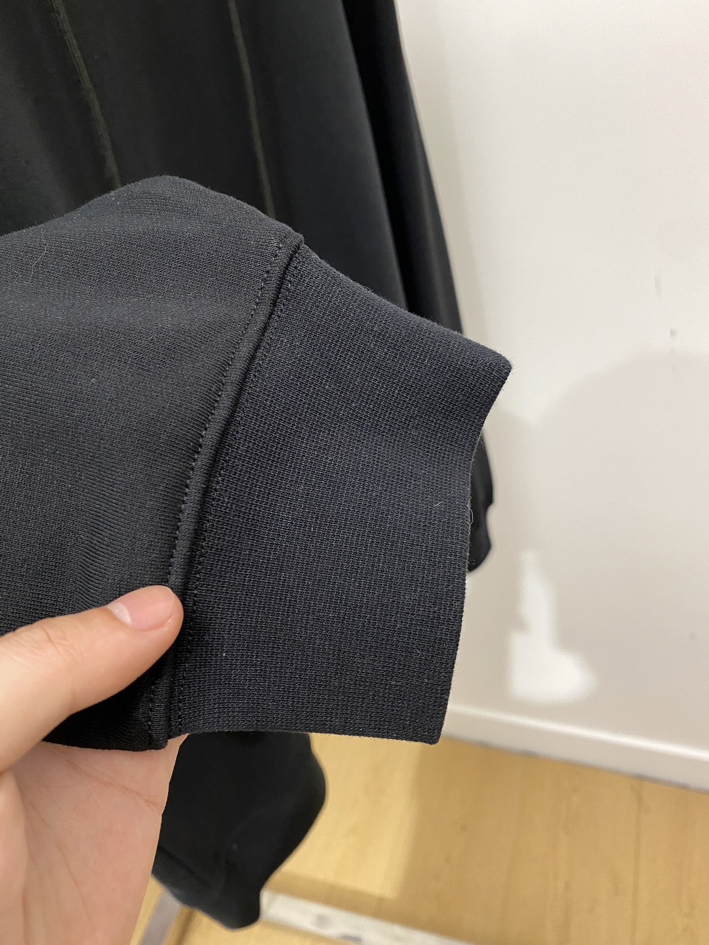 普拉达、2025新品卫衣，帅气时尚，胸前刺绣装饰字母logo，简约百搭款。面料棉 不仅挺括，保持潮流的廓