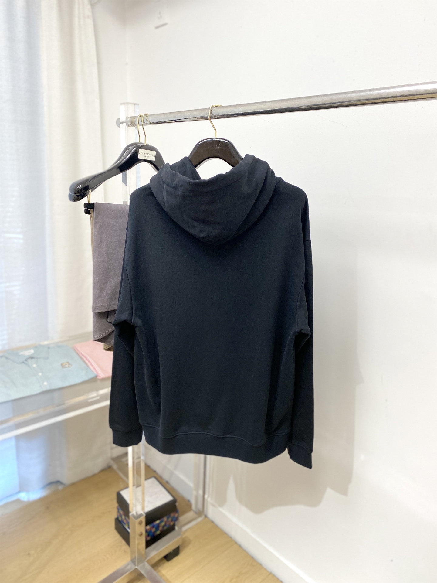 普拉达、2025新品卫衣，帅气时尚，胸前刺绣装饰字母logo，简约百搭款。面料棉 不仅挺括，保持潮流的廓