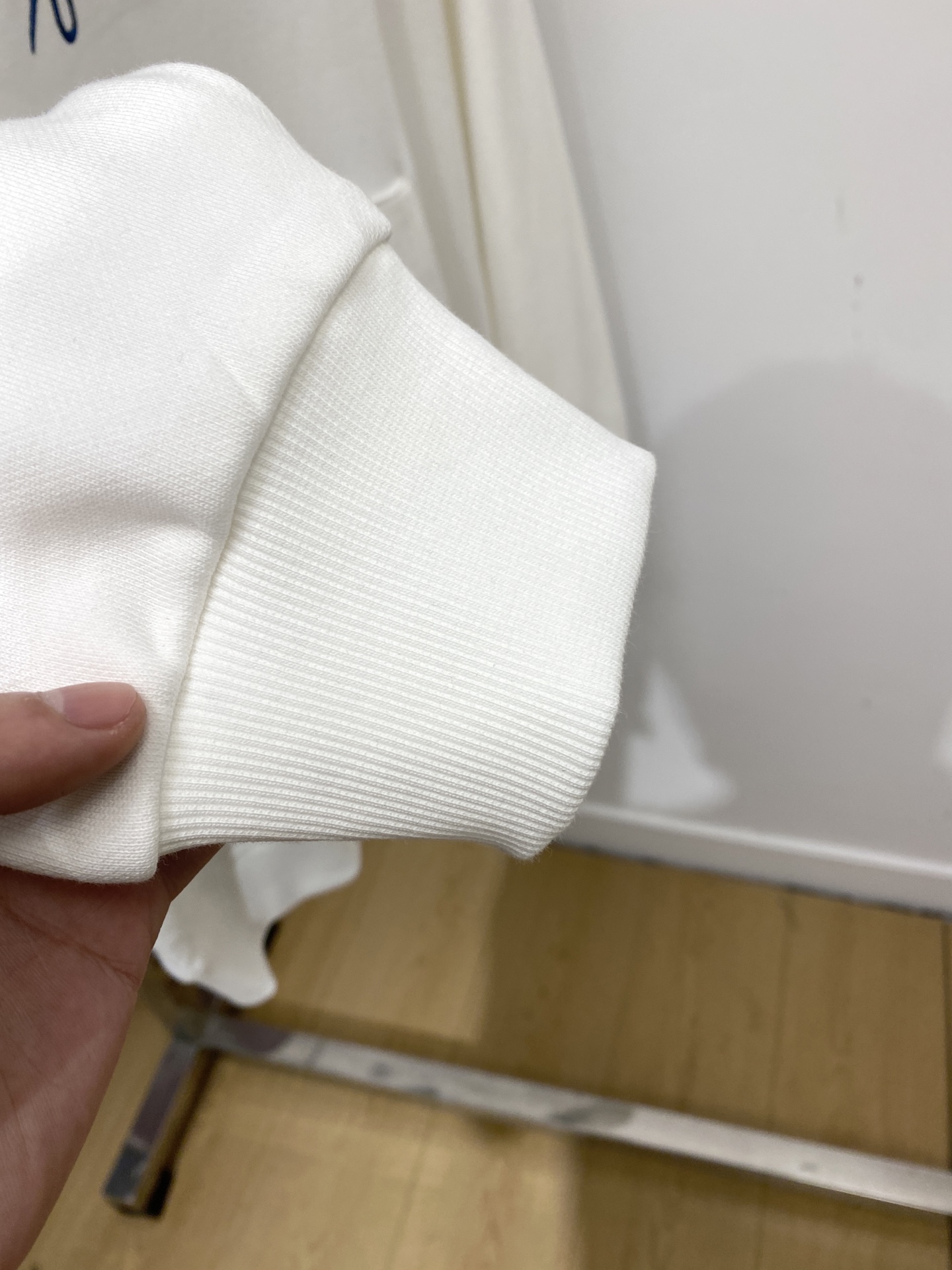 迪奥、2025新品卫衣，帅气时尚，胸前精致刺绣字母logo，简约百搭款。面料棉 不仅挺括，保持潮流的廓形