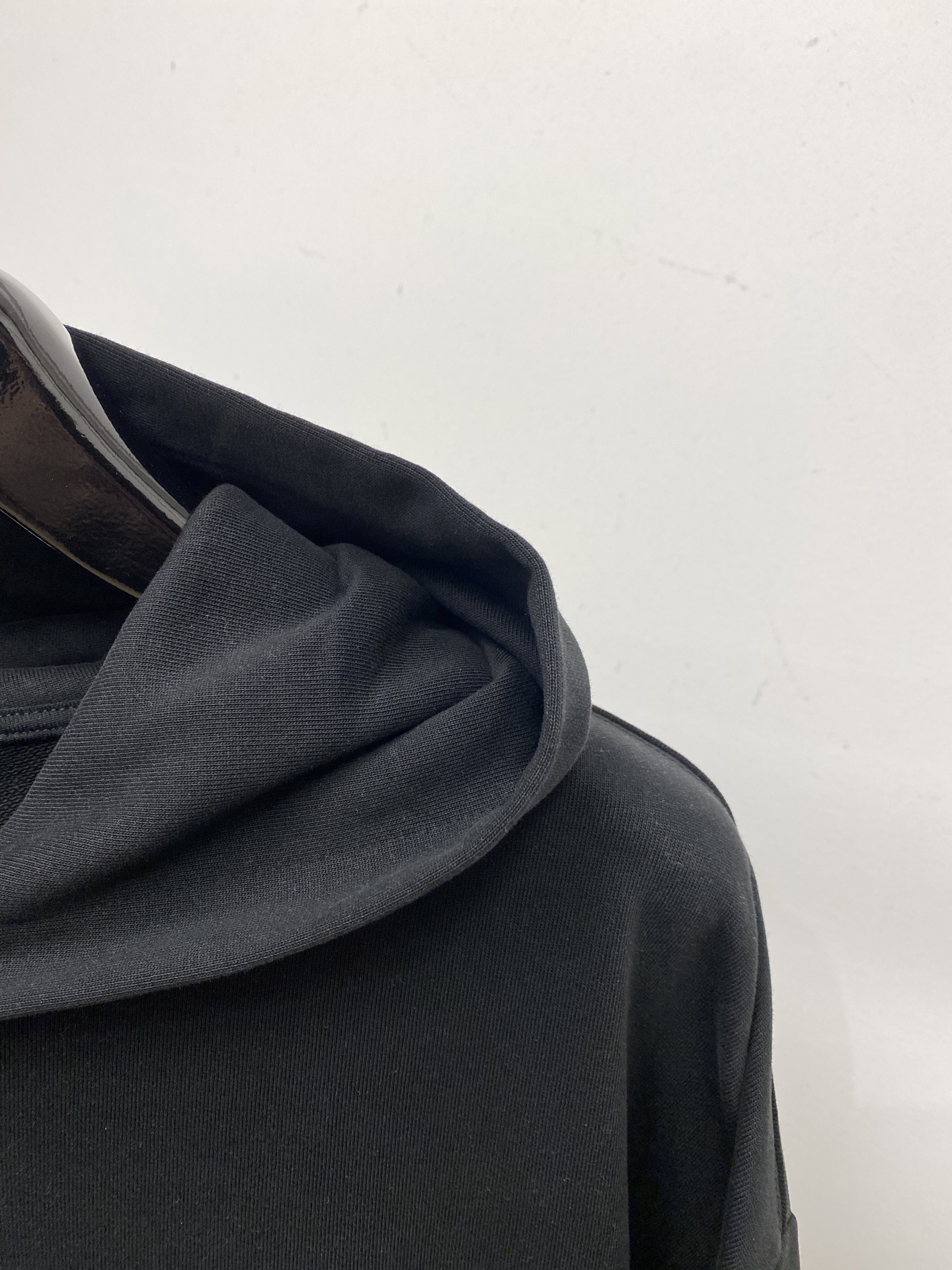 迪奥、2025新品卫衣，帅气时尚，胸前精致刺绣字母logo，简约百搭款。面料棉 不仅挺括，保持潮流的廓形