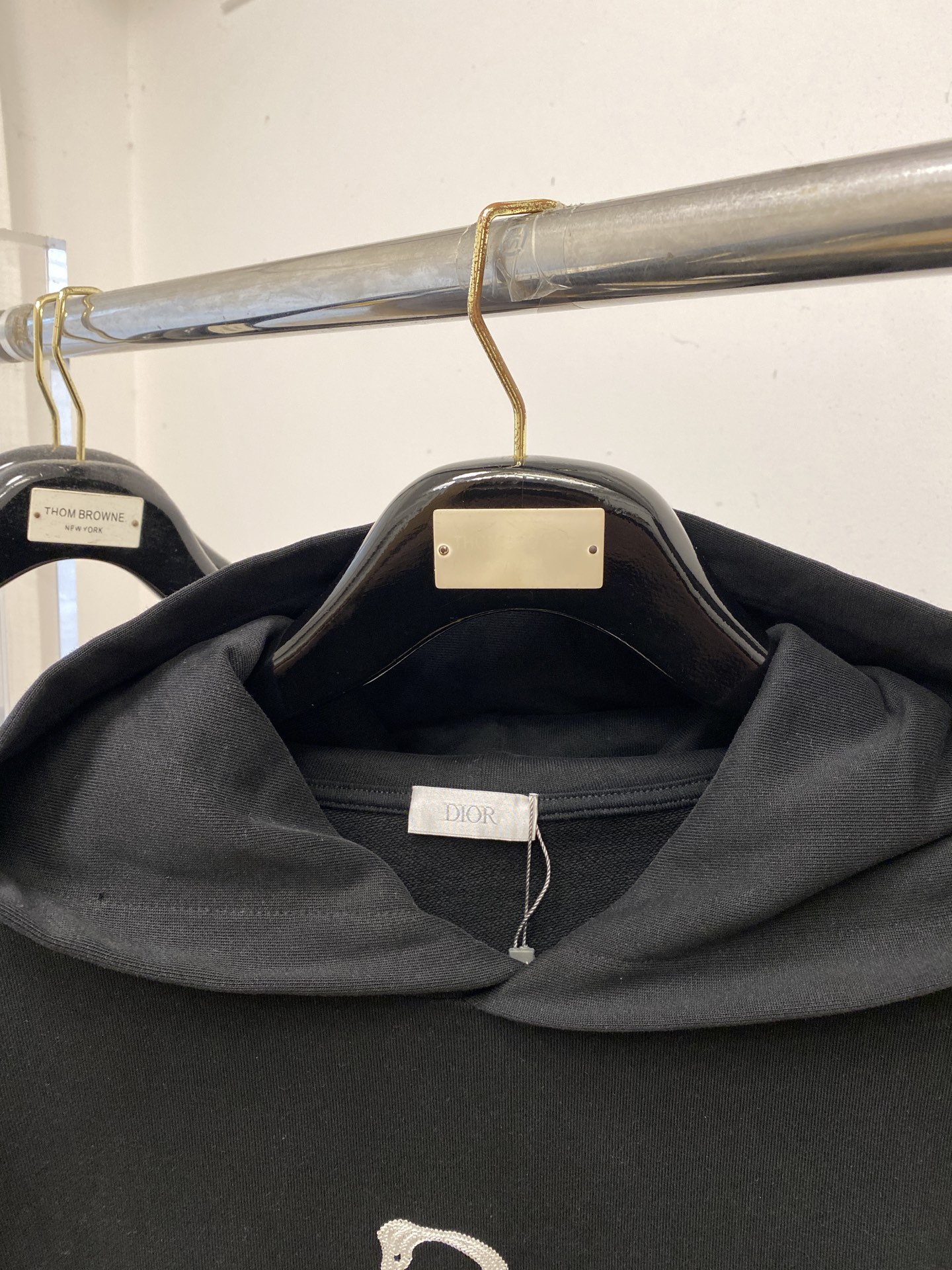 迪奥、2025新品卫衣，帅气时尚，胸前精致刺绣字母logo，简约百搭款。面料棉 不仅挺括，保持潮流的廓形