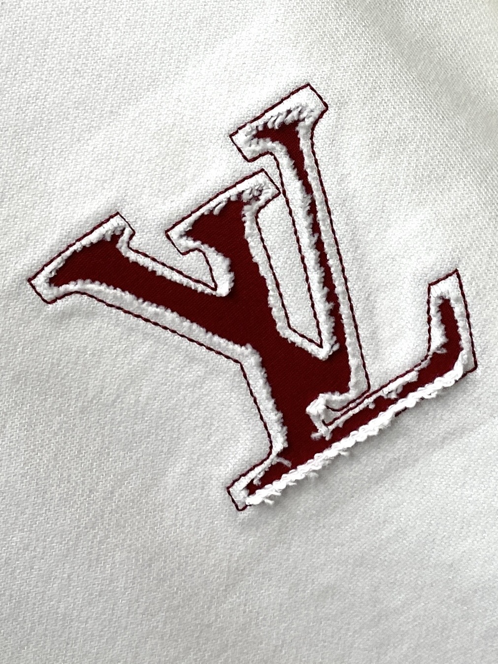 路易威登、2025新品卫衣，帅气时尚，胸前精致刺绣字母logo，简约百搭款。面料棉 不仅挺括，保持潮流的