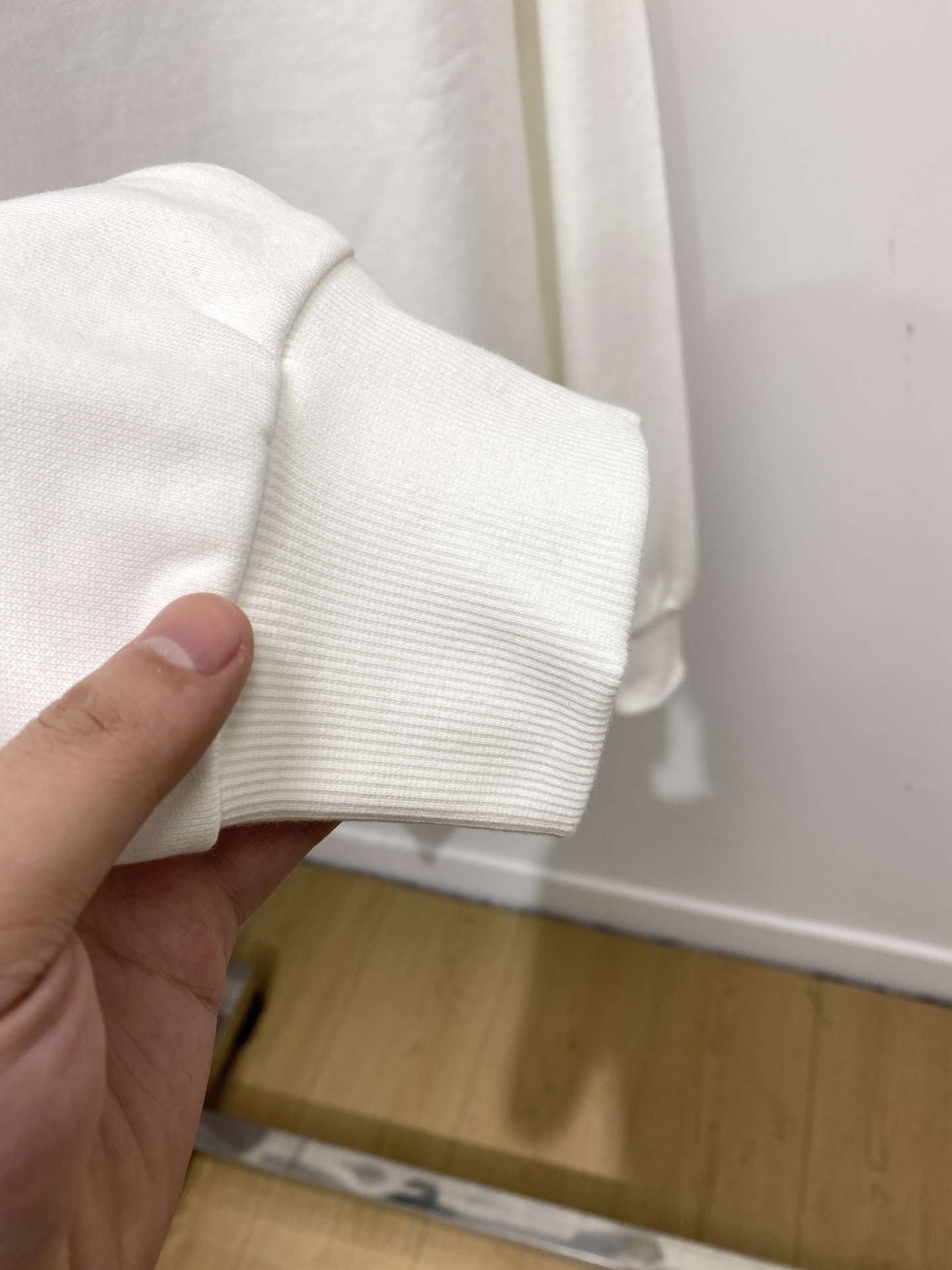 路易威登、2025新品卫衣，帅气时尚，胸前精致刺绣字母logo，简约百搭款。面料棉 不仅挺括，保持潮流的