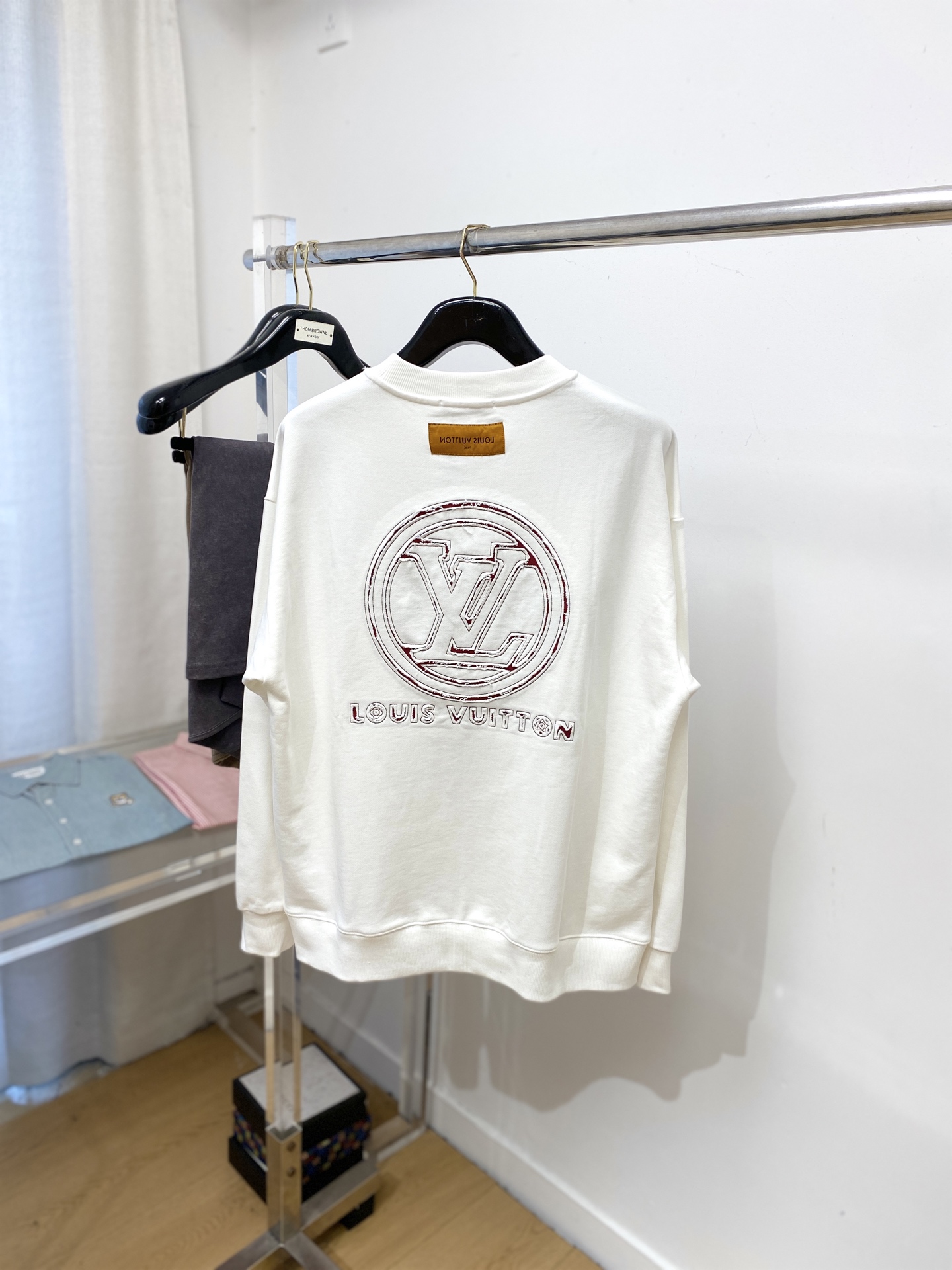 路易威登、2025新品卫衣，帅气时尚，胸前精致刺绣字母logo，简约百搭款。面料棉 不仅挺括，保持潮流的