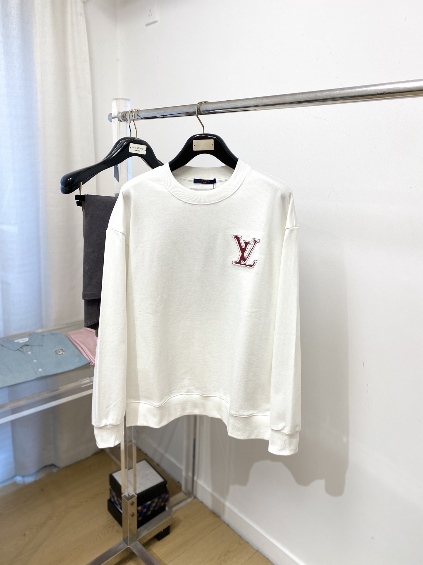 NO:596788,Louis Vuitton, 2025 new sweatshirt, handsome and fashionable, with exquisite embroidered letter logo on the chest, simple and versatile. The fabric cotton is not only crisp and maintains the trendy silhouette, but also comfortable to wear, and the yarn is more delicate. Size S-XL,, Louis Vuitton, hoodie, sweatshirts, alexander wang19860909路易威登、2025新品卫衣,帅气时尚,胸前精致刺绣字母logo,简约百搭款.面料棉 不仅挺括,保持潮流的廓形,又穿着舒适,纱织更细腻,码数S-XL,,louis vuitton,hoodie,sweatshirts,alexander wang,Men's clothing