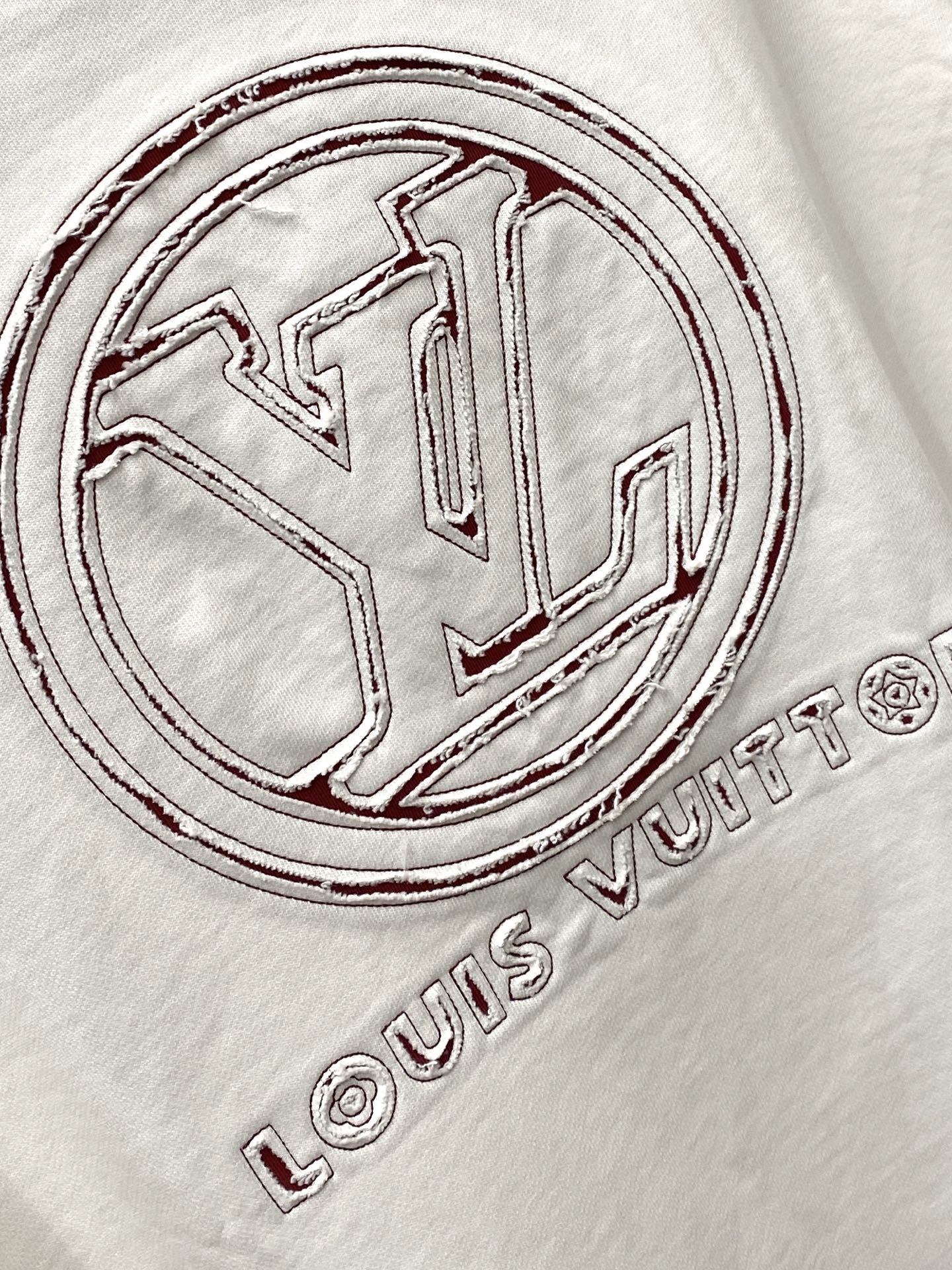 路易威登、2025新品卫衣，帅气时尚，胸前精致刺绣字母logo，简约百搭款。面料棉 不仅挺括，保持潮流的