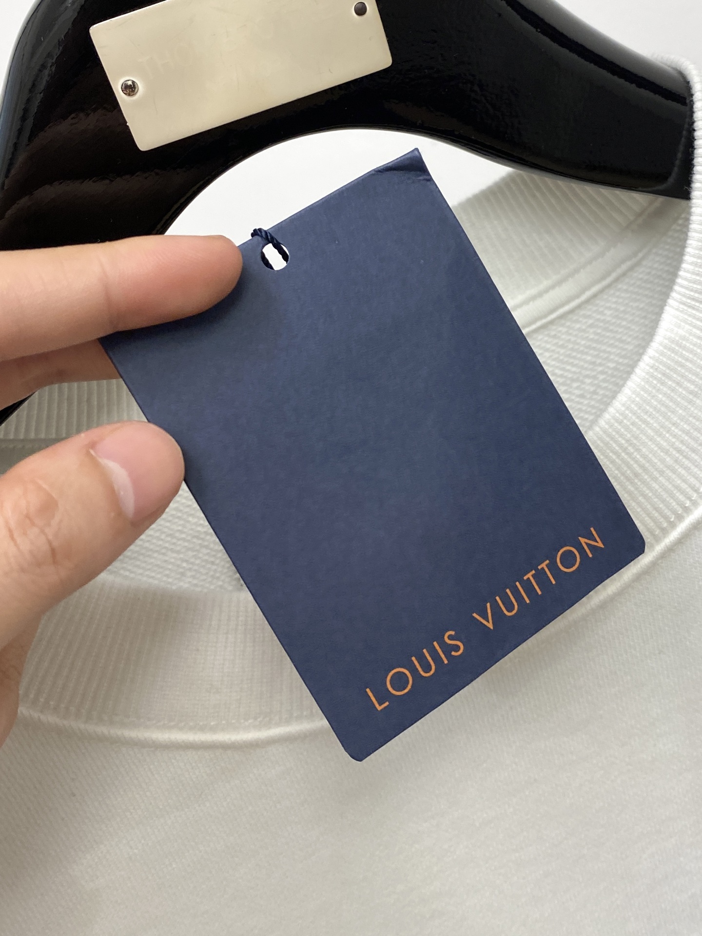 路易威登、2025新品卫衣，帅气时尚，胸前精致刺绣字母logo，简约百搭款。面料棉 不仅挺括，保持潮流的