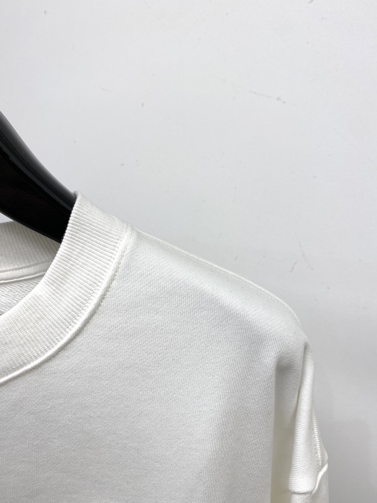 路易威登、2025新品卫衣，帅气时尚，胸前精致刺绣字母logo，简约百搭款。面料棉 不仅挺括，保持潮流的