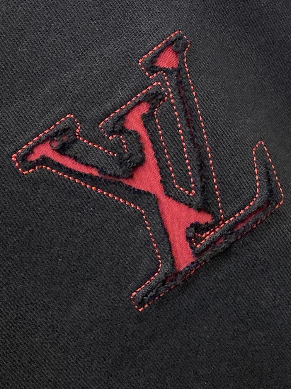 路易威登、2025新品卫衣，帅气时尚，胸前精致刺绣字母logo，简约百搭款。面料棉 不仅挺括，保持潮流的