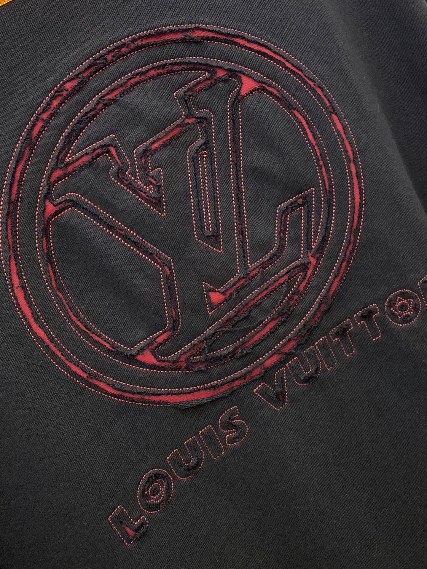 路易威登、2025新品卫衣，帅气时尚，胸前精致刺绣字母logo，简约百搭款。面料棉 不仅挺括，保持潮流的