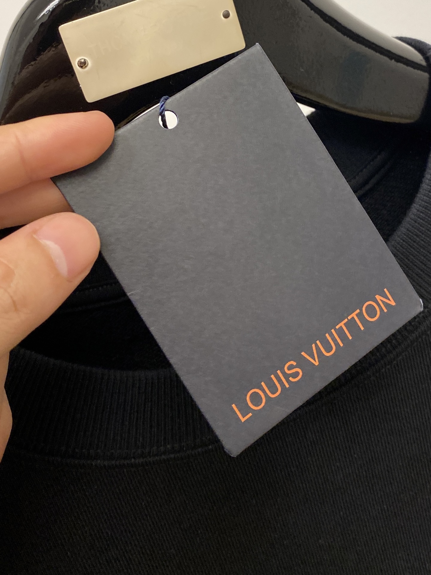 路易威登、2025新品卫衣，帅气时尚，胸前精致刺绣字母logo，简约百搭款。面料棉 不仅挺括，保持潮流的