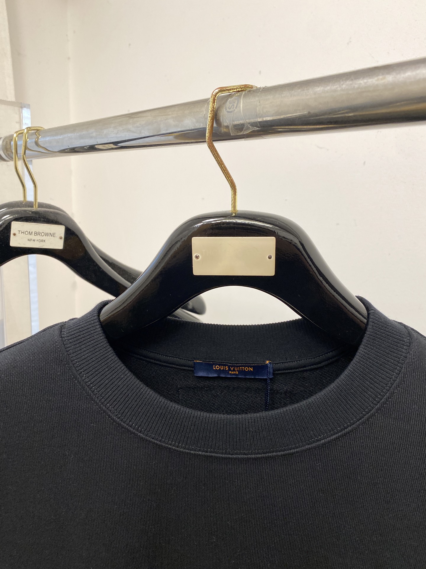 路易威登、2025新品卫衣，帅气时尚，胸前精致刺绣字母logo，简约百搭款。面料棉 不仅挺括，保持潮流的