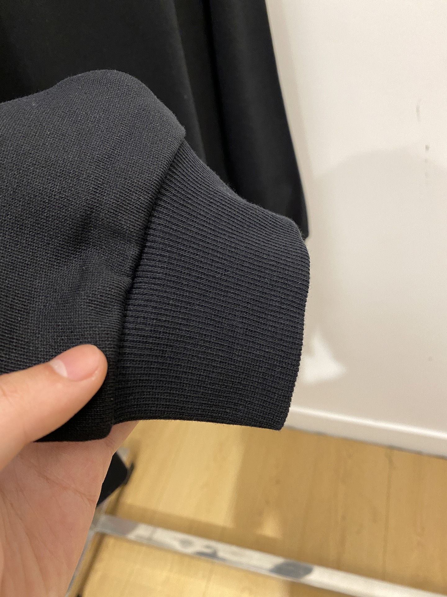 路易威登、2025新品卫衣，帅气时尚，胸前精致刺绣字母logo，简约百搭款。面料棉 不仅挺括，保持潮流的