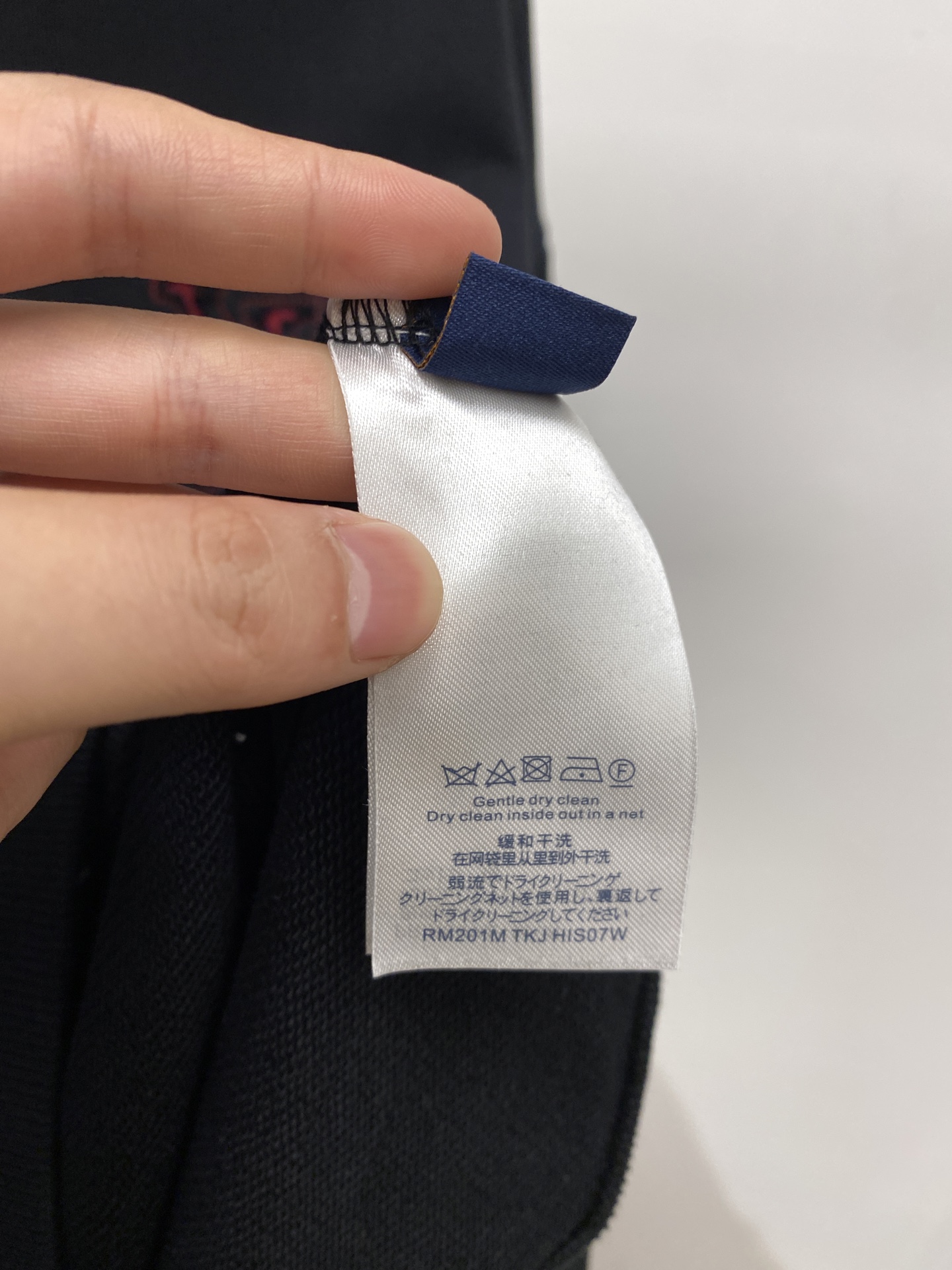 路易威登、2025新品卫衣，帅气时尚，胸前精致刺绣字母logo，简约百搭款。面料棉 不仅挺括，保持潮流的