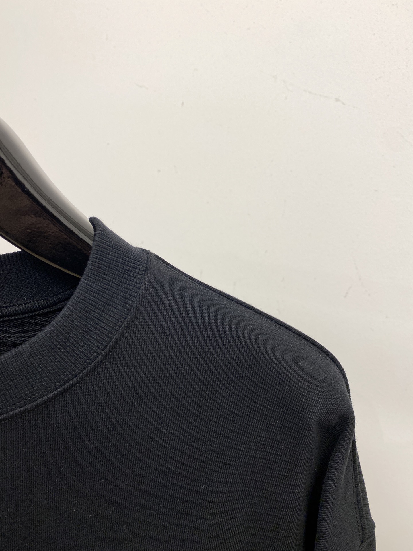 路易威登、2025新品卫衣，帅气时尚，胸前精致刺绣字母logo，简约百搭款。面料棉 不仅挺括，保持潮流的