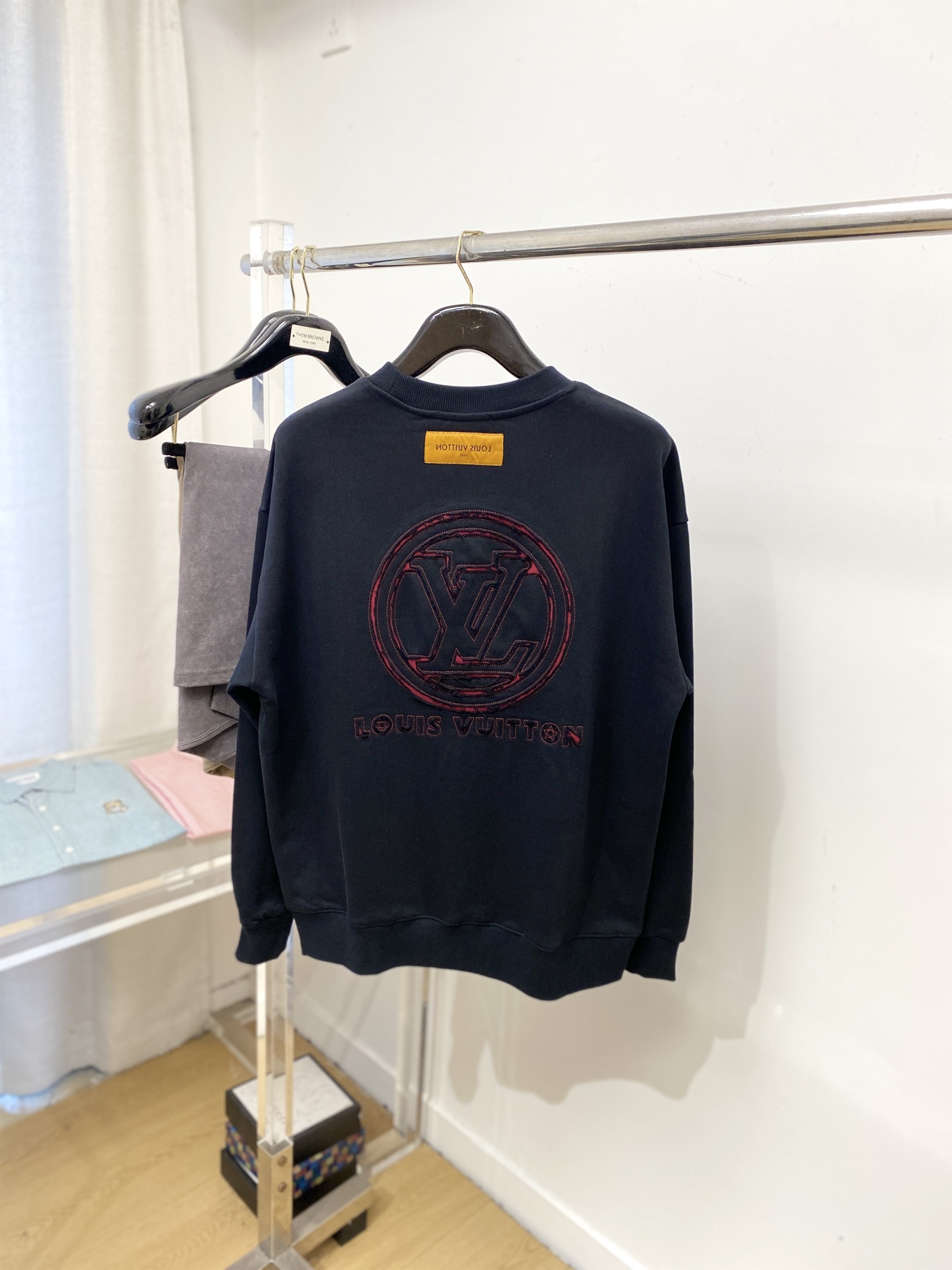 路易威登、2025新品卫衣，帅气时尚，胸前精致刺绣字母logo，简约百搭款。面料棉 不仅挺括，保持潮流的