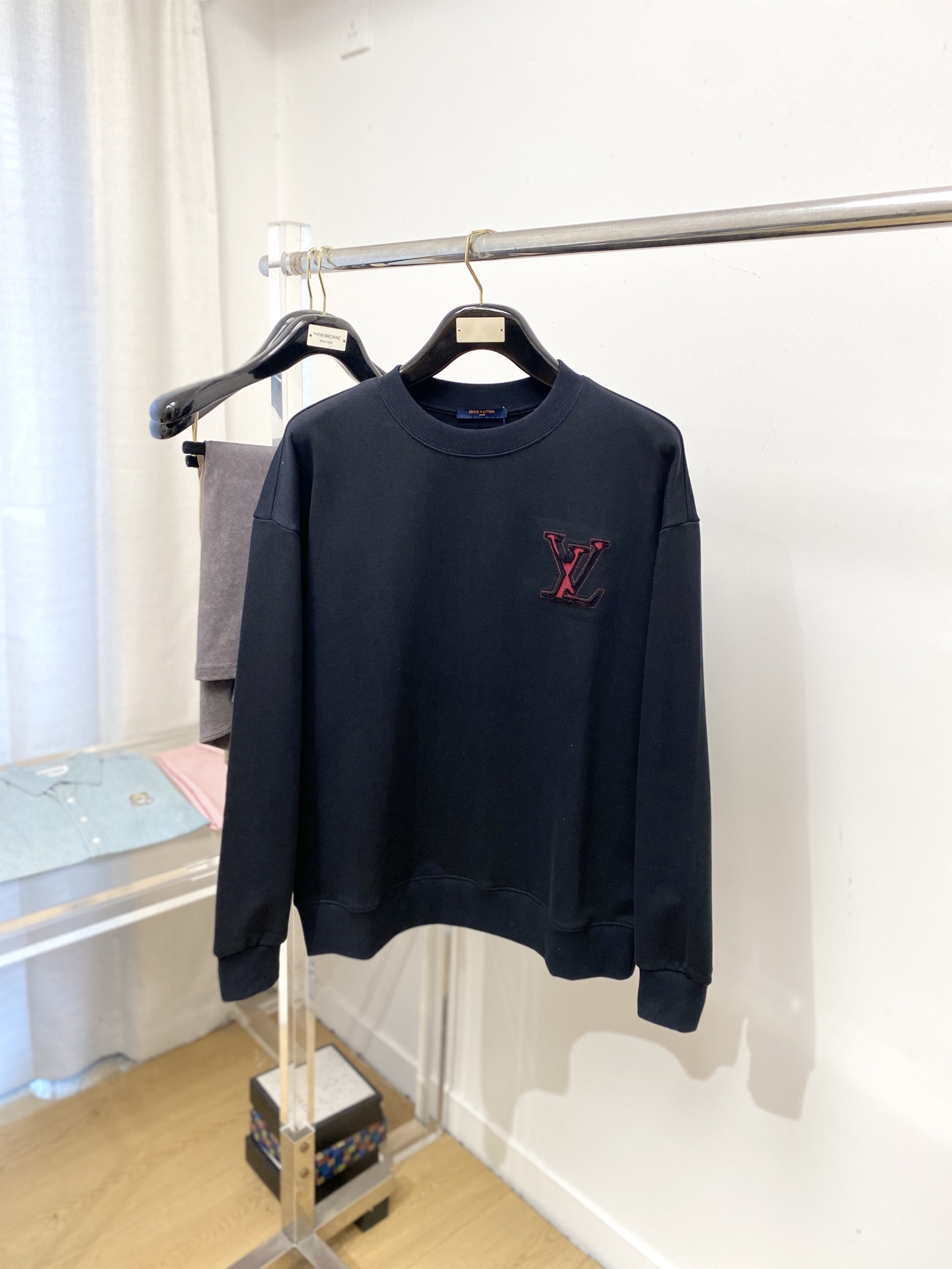 路易威登、2025新品卫衣，帅气时尚，胸前精致刺绣字母logo，简约百搭款。面料棉 不仅挺括，保持潮流的