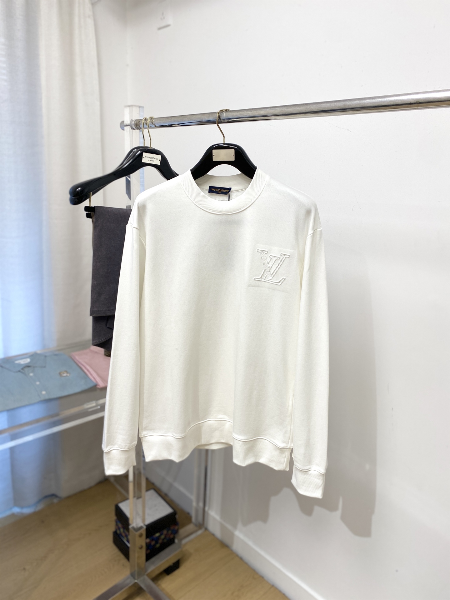 NO:596805,Louis Vuitton, 2025 new sweatshirt, handsome and fashionable, with exquisite embroidered letter logo on the chest, simple and versatile. The fabric cotton is not only crisp and maintains the trendy silhouette, but also comfortable to wear, and the yarn is more delicate. Size S-XL,, Louis Vuitton, hoodie, sweatshirts, alexander wang19860909路易威登、2025新品卫衣,帅气时尚,胸前精致刺绣字母logo,简约百搭款.面料棉 不仅挺括,保持潮流的廓形,又穿着舒适,纱织更细腻,码数S-XL,,louis vuitton,hoodie,sweatshirts,alexander wang,Men's clothing