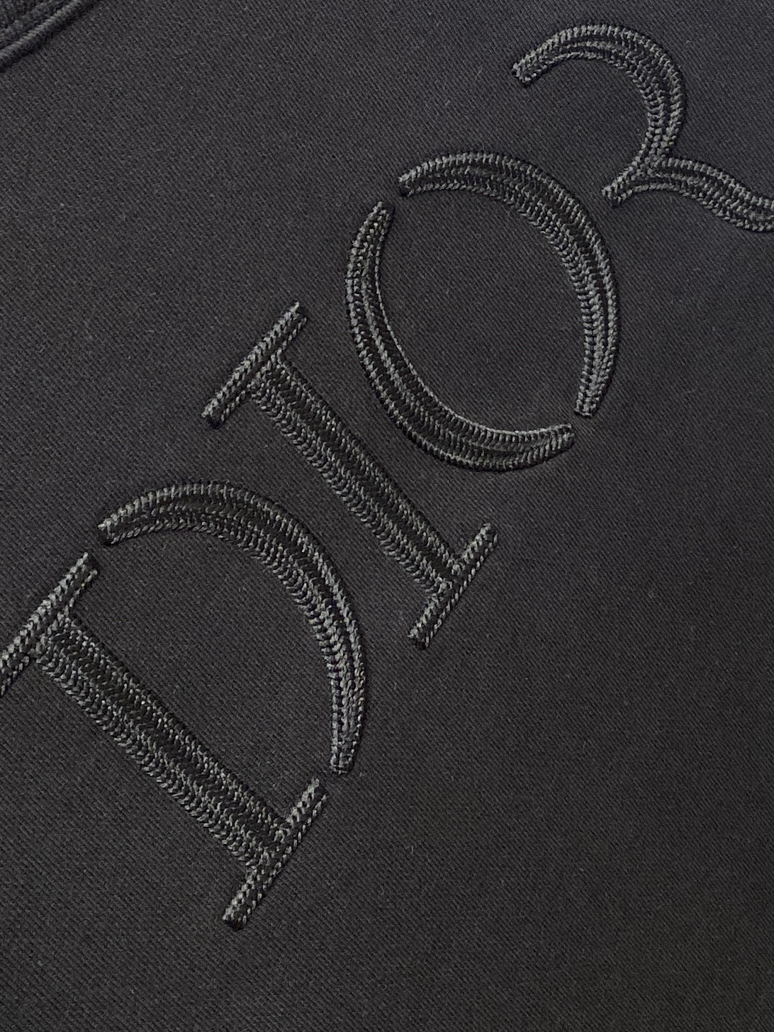 迪奥、2025新品卫衣，帅气时尚，胸前精致刺绣字母logo，简约百搭款。面料棉 不仅挺括，保持潮流的廓形