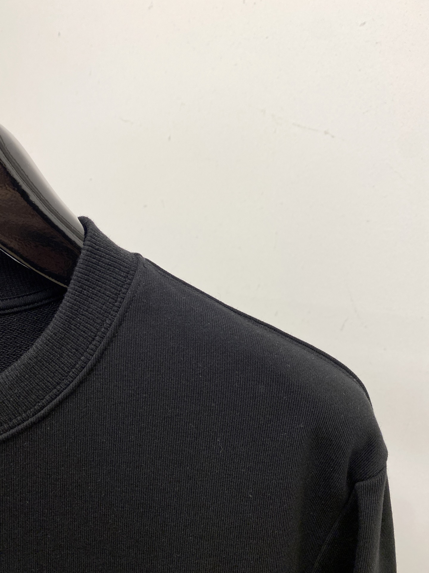 迪奥、2025新品卫衣，帅气时尚，胸前精致刺绣字母logo，简约百搭款。面料棉 不仅挺括，保持潮流的廓形