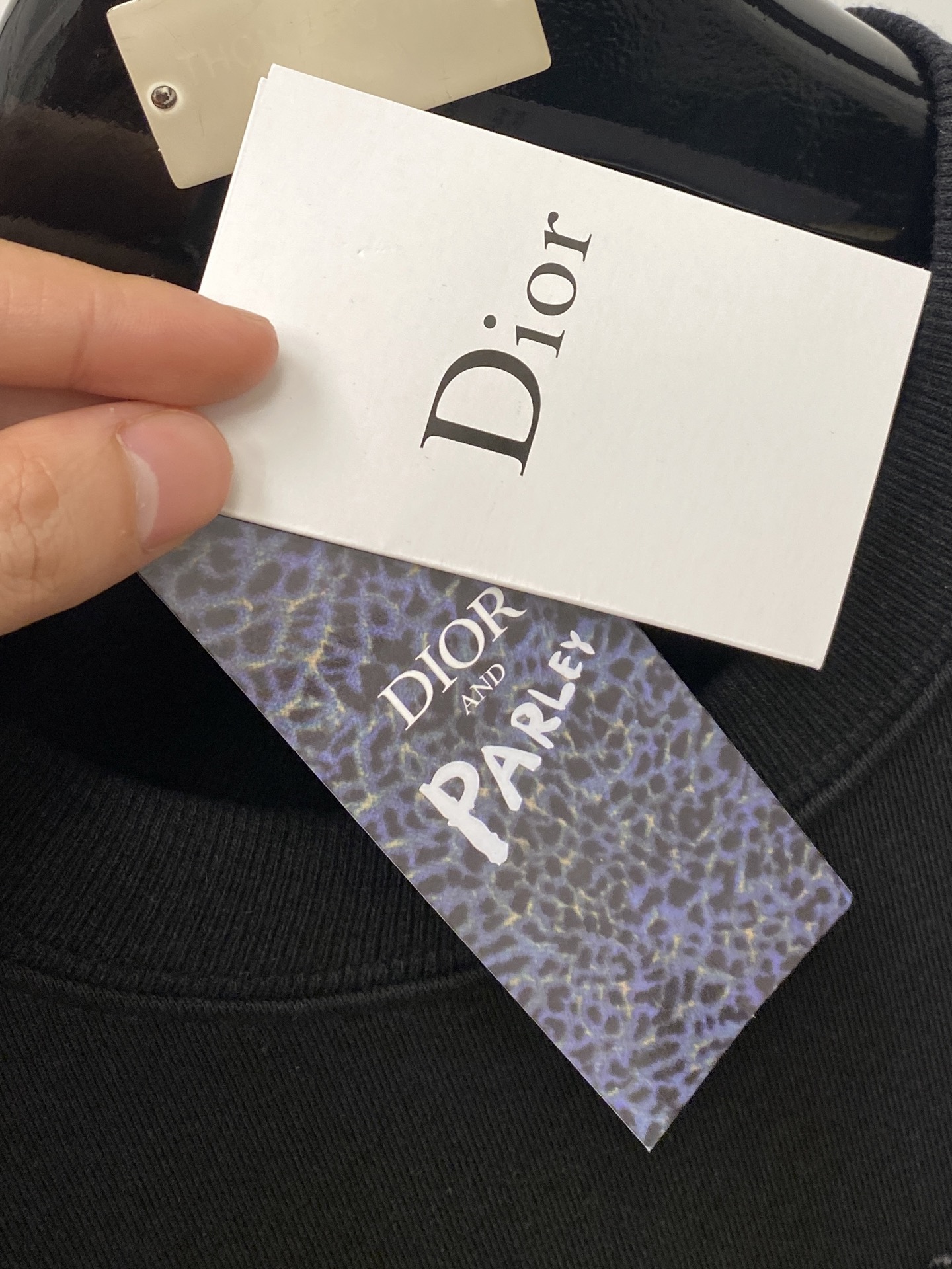 迪奥、2025新品卫衣，帅气时尚，胸前精致刺绣字母logo，简约百搭款。面料棉 不仅挺括，保持潮流的廓形