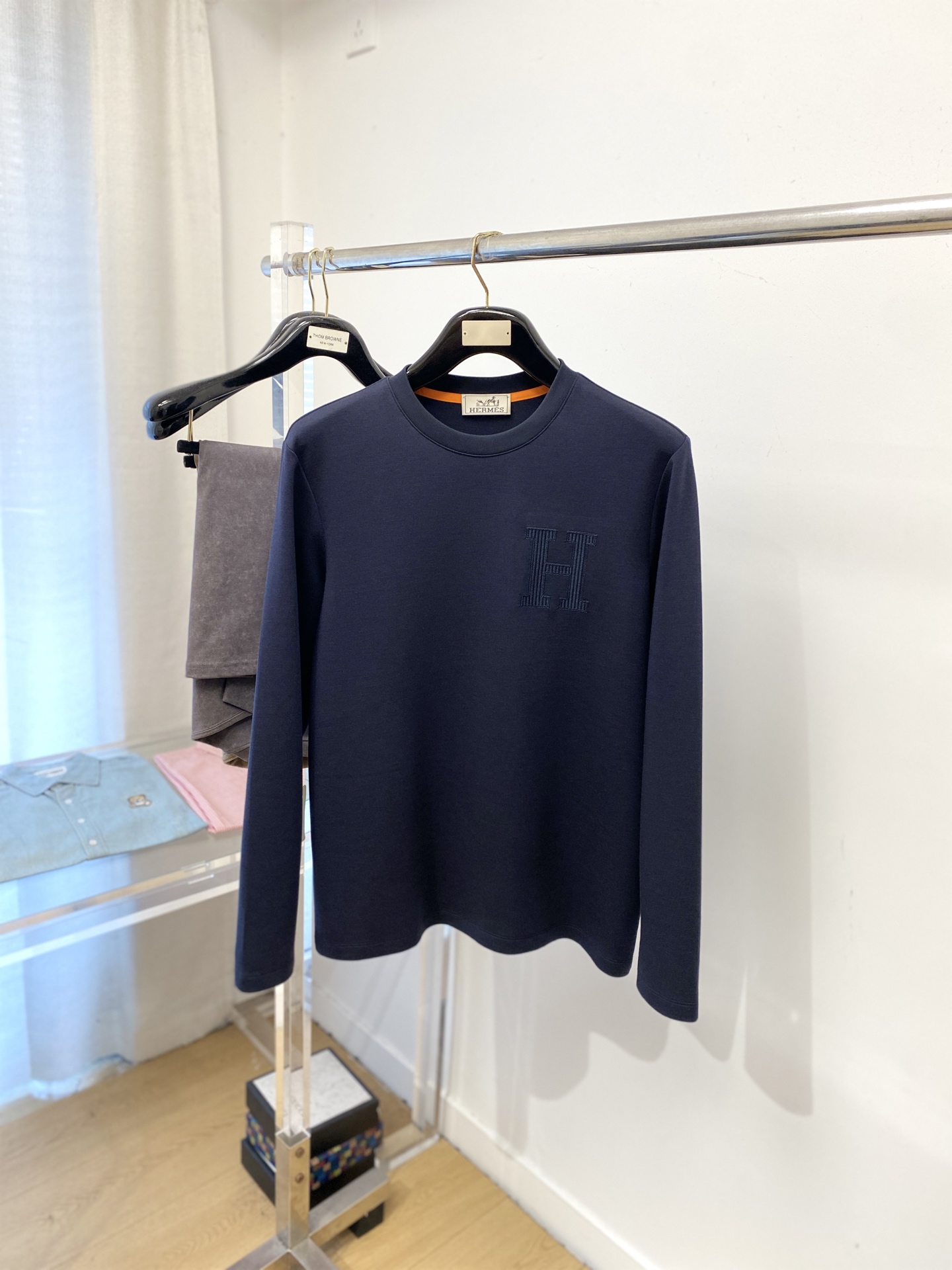 NO:596779,Hermes, 2025 new long-sleeved, handsome and fashionable, exquisite embroidered letter logo on the chest, simple and versatile. The fabric cotton is not only crisp and maintains the trendy silhouette, but also comfortable to wear, the yarn is more delicate, the size is M-3XL,, hermes, alexander wang19860909爱马仕、2025新品长袖,帅气时尚,胸前精致刺绣字母logo,简约百搭款.面料棉 不仅挺括,保持潮流的廓形,又穿着舒适,纱织更细腻,码数M-3XL,,hermes,alexander wang,Men's clothing