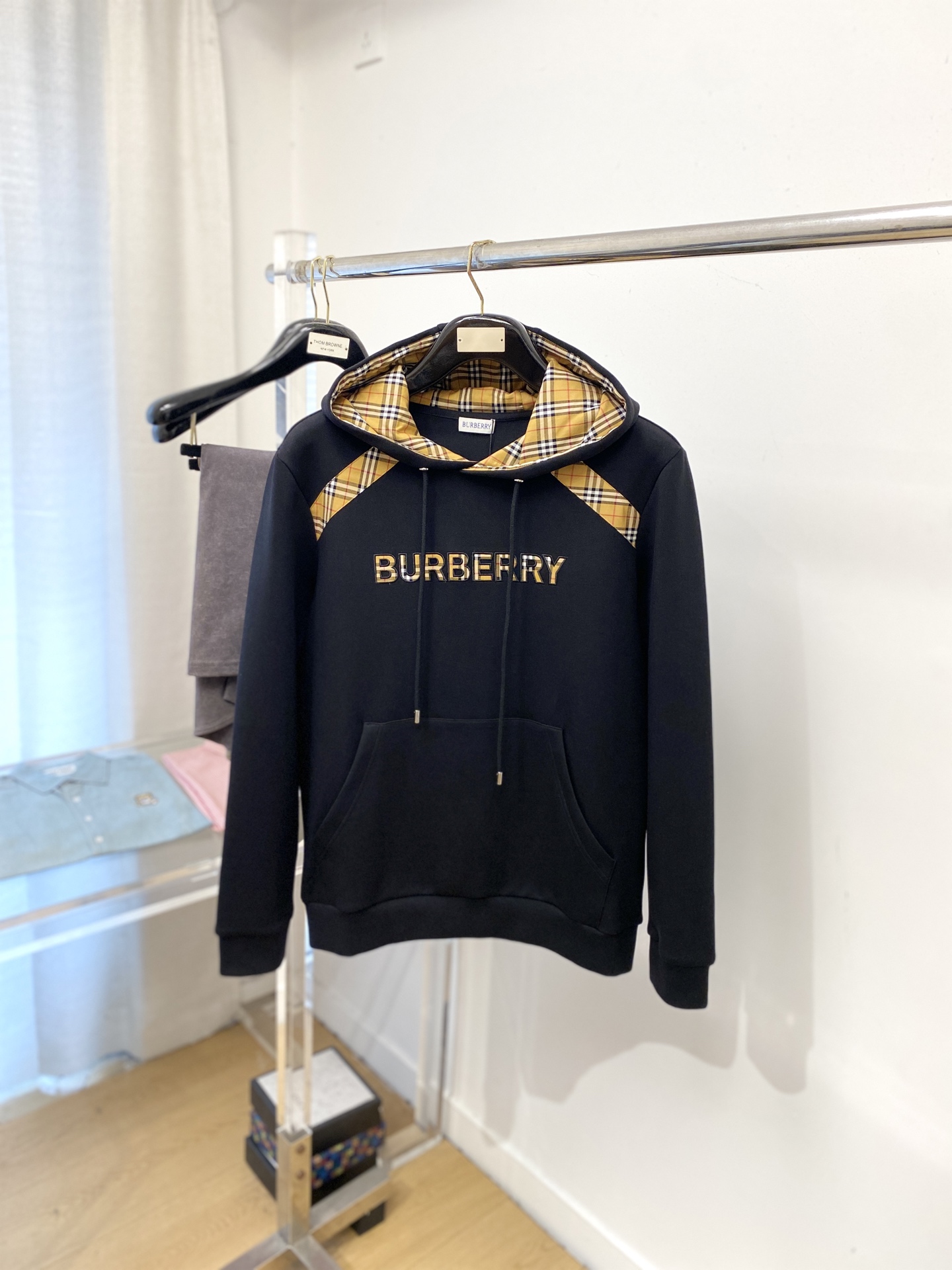 NO:596776,Burberry, 2025 new sweatshirt, handsome and fashionable, with exquisite embroidered letter logo on the chest, simple and versatile. The fabric cotton is not only crisp and maintains the trendy silhouette, but also comfortable to wear, and the yarn is more delicate. The size is S-XL,, burberry, hoodie, sweatshirts, alexander wang19860909巴宝莉、2025新品卫衣,帅气时尚,胸前精致刺绣字母logo,简约百搭款.面料棉 不仅挺括,保持潮流的廓形,又穿着舒适,纱织更细腻,码数S-XL,,burberry,hoodie,sweatshirts,alexander wang,Men's clothing
