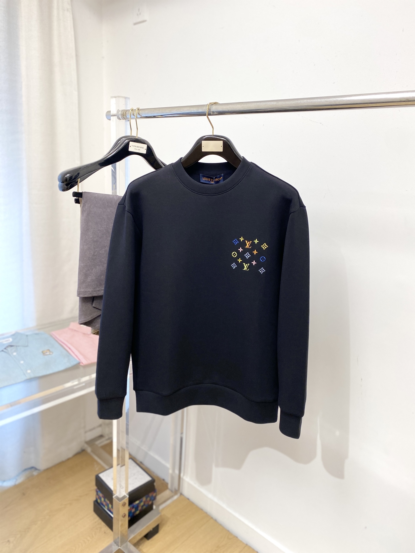 NO:596773,Louis Vuitton, 2025 new sweatshirt, handsome and fashionable, exquisite embroidery pattern letter logo on the chest, simple and versatile. The fabric cotton is not only crisp and maintains the trendy silhouette, but also comfortable to wear, the yarn is more delicate, the size is S-XL,, Louis Vuitton, hoodie, sweatshirts, alexander wang19860909路易威登、2025新品卫衣,帅气时尚,胸前精致刺绣图案字母logo,简约百搭款.面料棉 不仅挺括,保持潮流的廓形,又穿着舒适,纱织更细腻,码数S-XL,,louis vuitton,hoodie,sweatshirts,alexander wang,Men's clothing