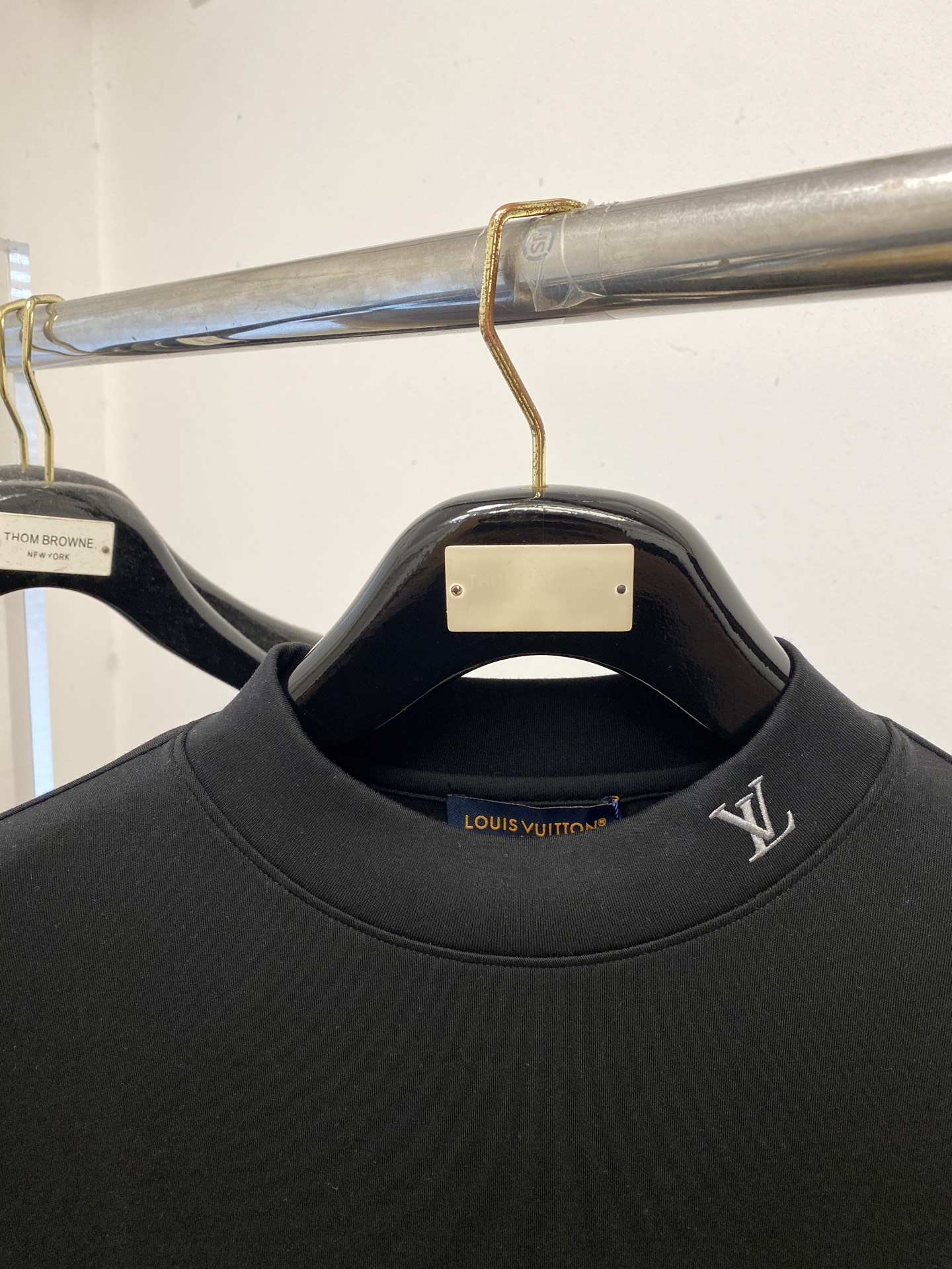 NO:596770,Louis Vuitton, 2025 new long-sleeved sweatshirt, handsome and fashionable, exquisite embroidery pattern letter logo on the chest, simple and versatile. The fabric cotton is not only crisp and maintains the trendy silhouette, but also comfortable to wear, and the yarn is more delicate. Size S-2XL,, Louis Vuitton, hoodie, sweatshirts, alexander wang19860909路易威登、2025新品长袖卫衣,帅气时尚,胸前精致刺绣图案字母logo,简约百搭款.面料棉 不仅挺括,保持潮流的廓形,又穿着舒适,纱织更细腻,码数S-2XL,,louis vuitton,hoodie,sweatshirts,alexander wang,Men's clothing