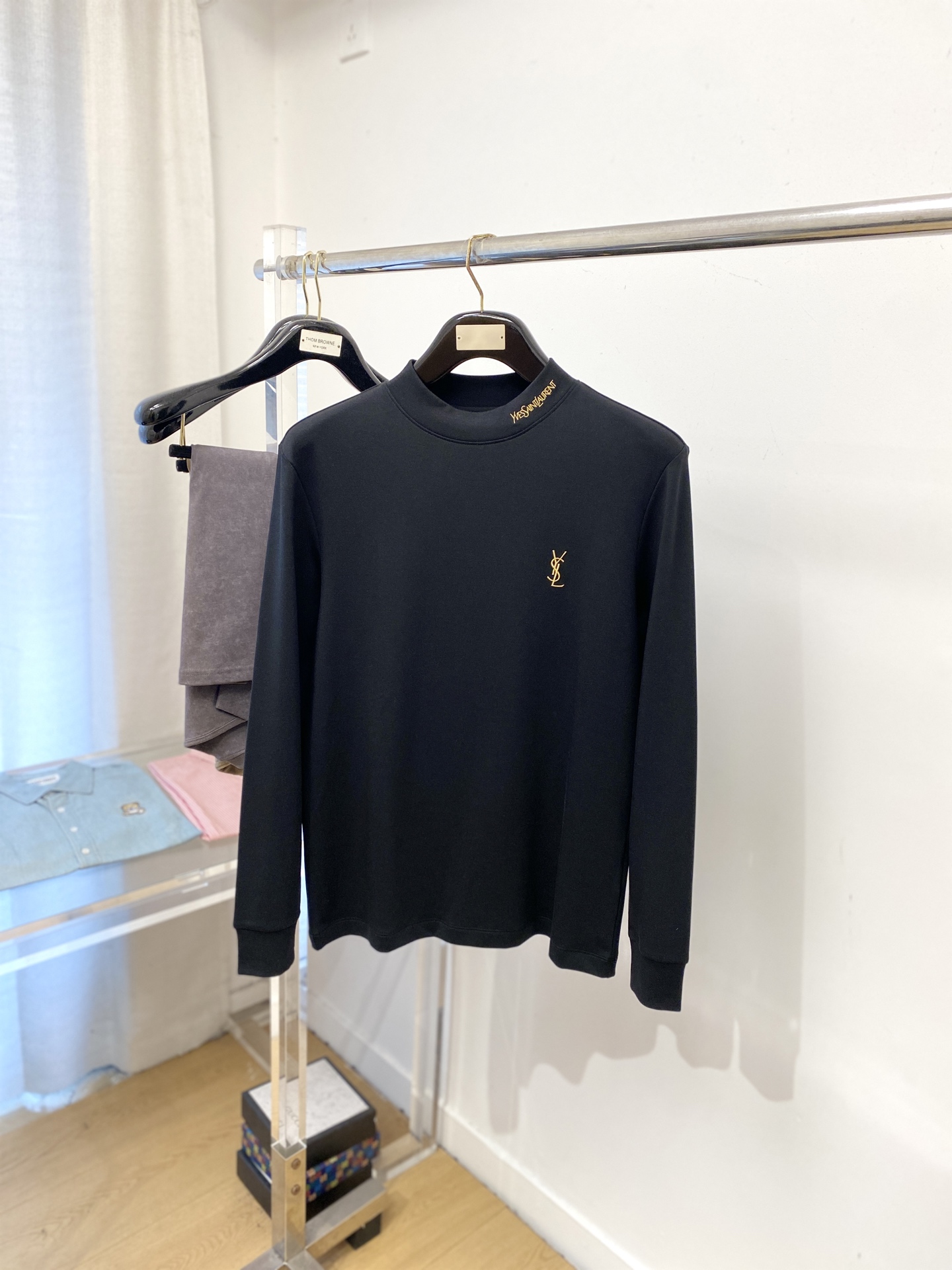 NO:596767,YSL Saint Laurent, 2025 new long-sleeved sweatshirt, handsome and fashionable, with exquisite embroidered letter logo on the chest, simple and versatile. The fabric cotton is not only crisp and maintains the trendy silhouette, but also comfortable to wear, and the yarn is more delicate. Size S-2XL,, saint laurent, saint laurent, hoodie, sweatshirts, alexander wang19860909YSL 圣罗兰、2025新品长袖卫衣,帅气时尚,胸前精致刺绣字母logo,简约百搭款.面料棉 不仅挺括,保持潮流的廓形,又穿着舒适,纱织更细腻,码数S-2XL,,saint laurent,saint laurent,hoodie,sweatshirts,alexander wang,Men's clothing