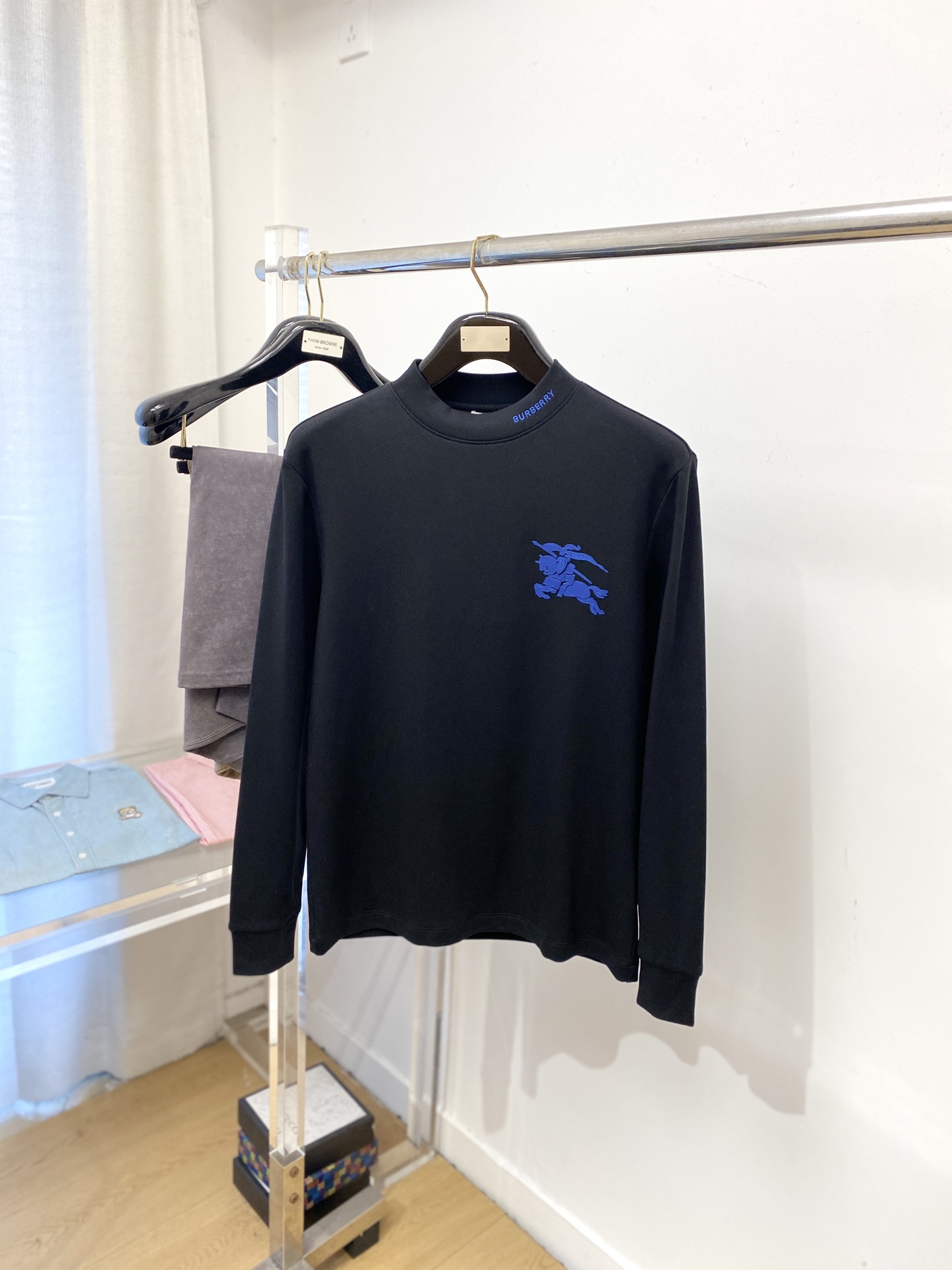 NO:596793,Burberry, 2025 new long-sleeved sweatshirt, handsome and fashionable, embroidered logo pattern on the chest, simple and versatile. The fabric cotton is not only crisp and maintains the trendy silhouette, but also comfortable to wear, and the yarn is more delicate. Size S-2XL, burberry, hoodie, sweatshirts, alexander wang19860909巴宝莉、2025新品长袖卫衣,帅气时尚,胸前刺绣装饰图案logo,简约百搭款.面料棉 不仅挺括,保持潮流的廓形,又穿着舒适,纱织更细腻,码数S-2XL,,burberry,hoodie,sweatshirts,alexander wang,Men's clothing