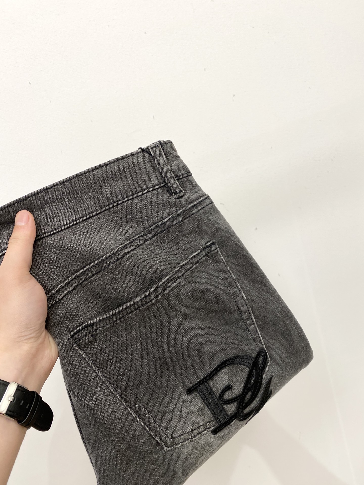 NO:596784,DG, 2025 latest products, available at counters at the same time, original goods, washed casual jeans, imported original washed stretch fabrics, comfortable and elastic, original hardware accessories decorated with logo, super correct version, extremely high grade, counter quality, fashionable upper body, size 29-38, buy now, jeans, alexander wang19860909DG、2025最新品,专柜同步有售,原单狠货,水洗休闲牛仔裤,进口原版水洗弹力面料,舒适有弹性,原版五金辅料装饰logo,版型超正,档次极高,专柜品质,上身时尚有型,码数29-38 立即抢购,,jeans,alexander wang,Men's clothing